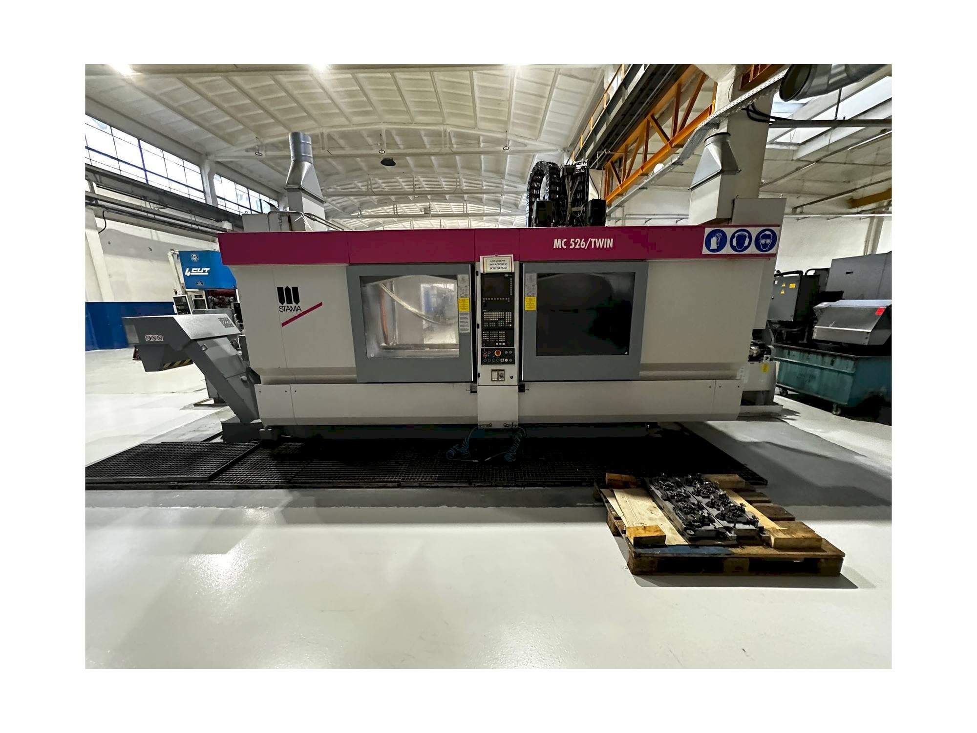 Prikaz  stroja STAMA MC 526 / TWIN  sprijeda