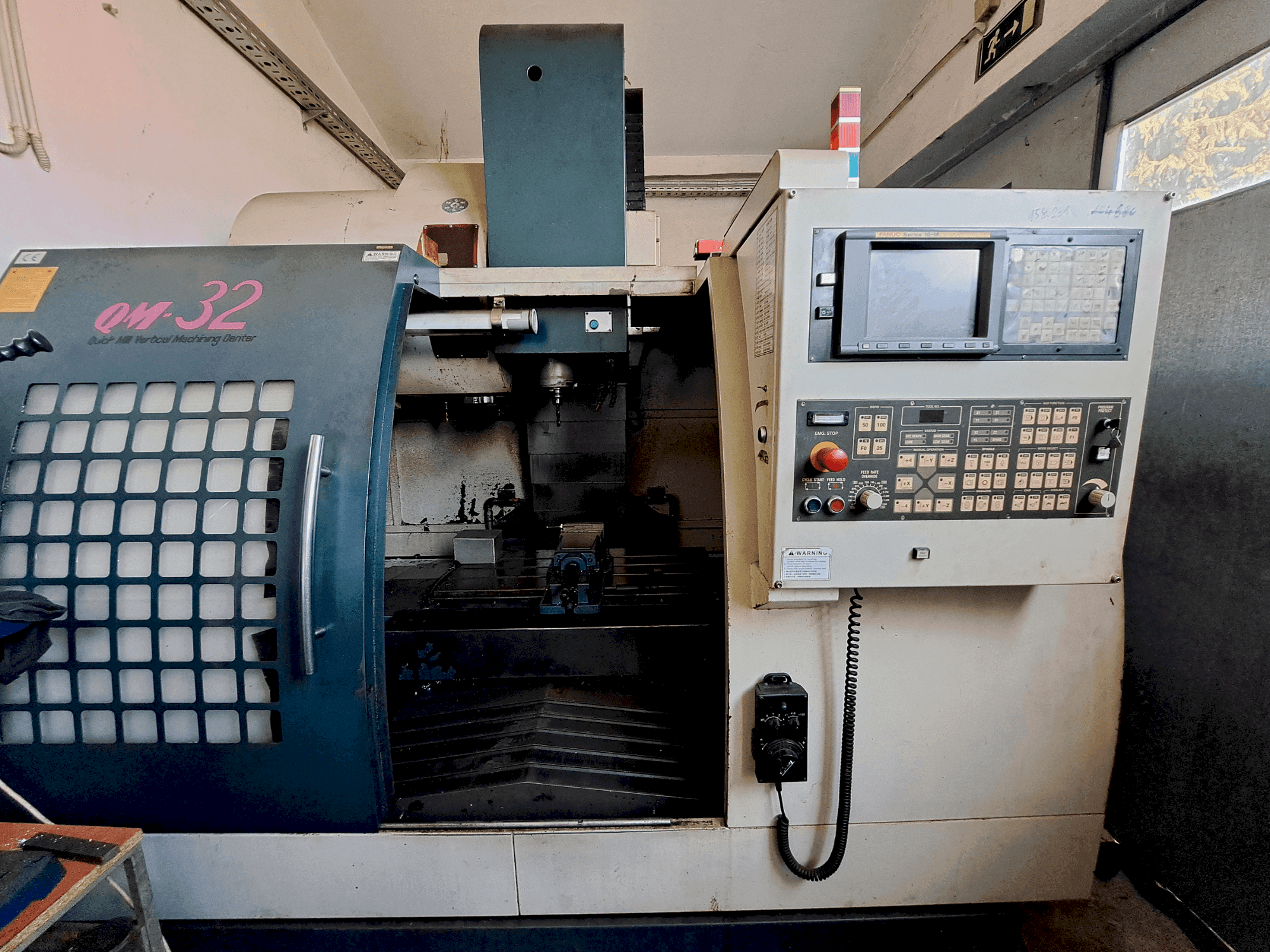 Prikaz  stroja Feeler QM-32  sprijeda