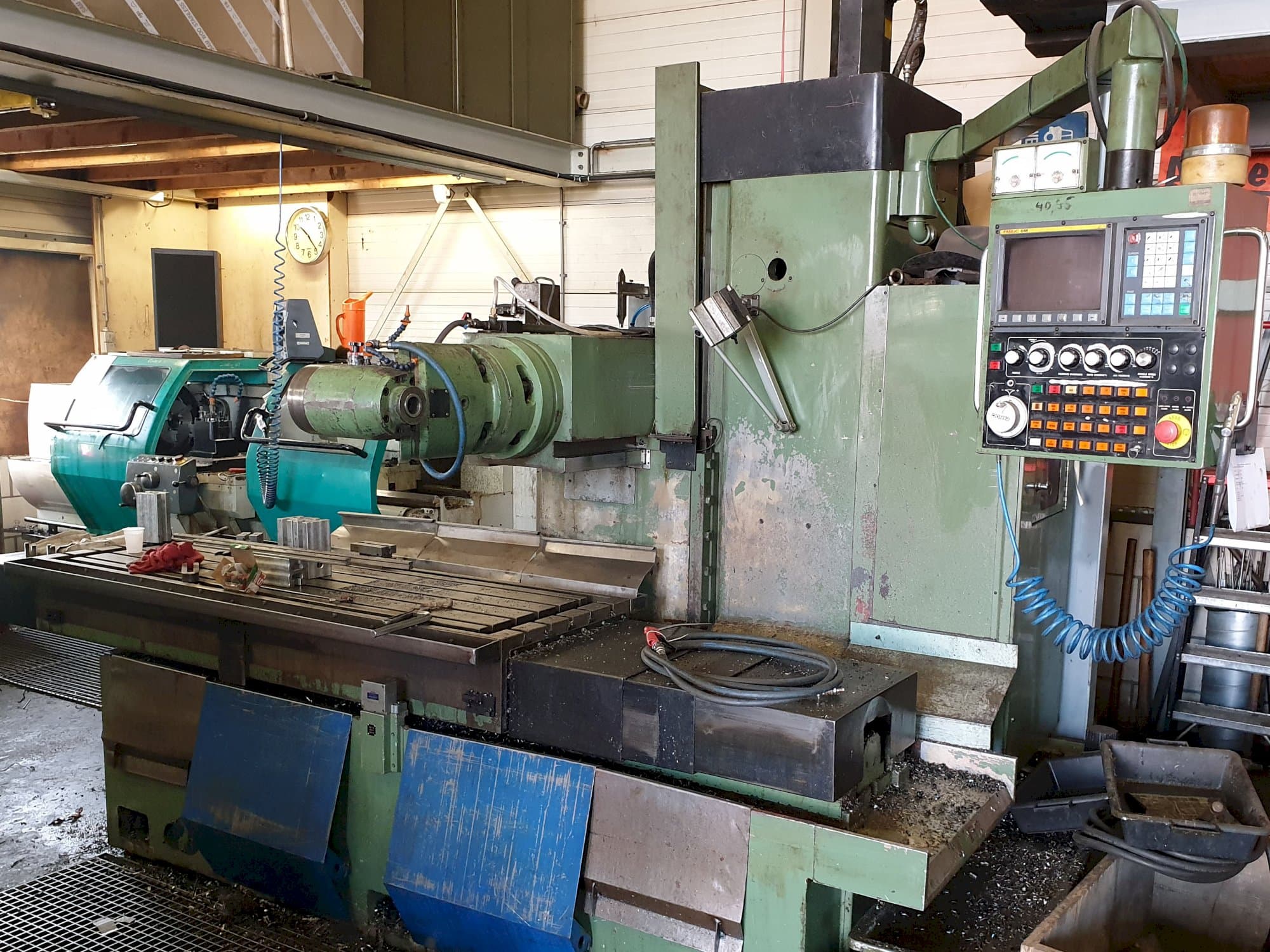 Prikaz  stroja YCM X 1800 sprijeda