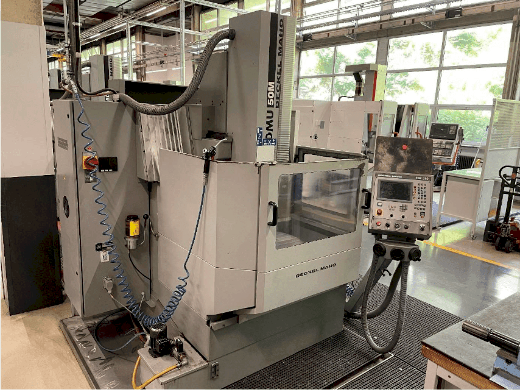 Prikaz  stroja DECKEL DMU 50  sprijeda