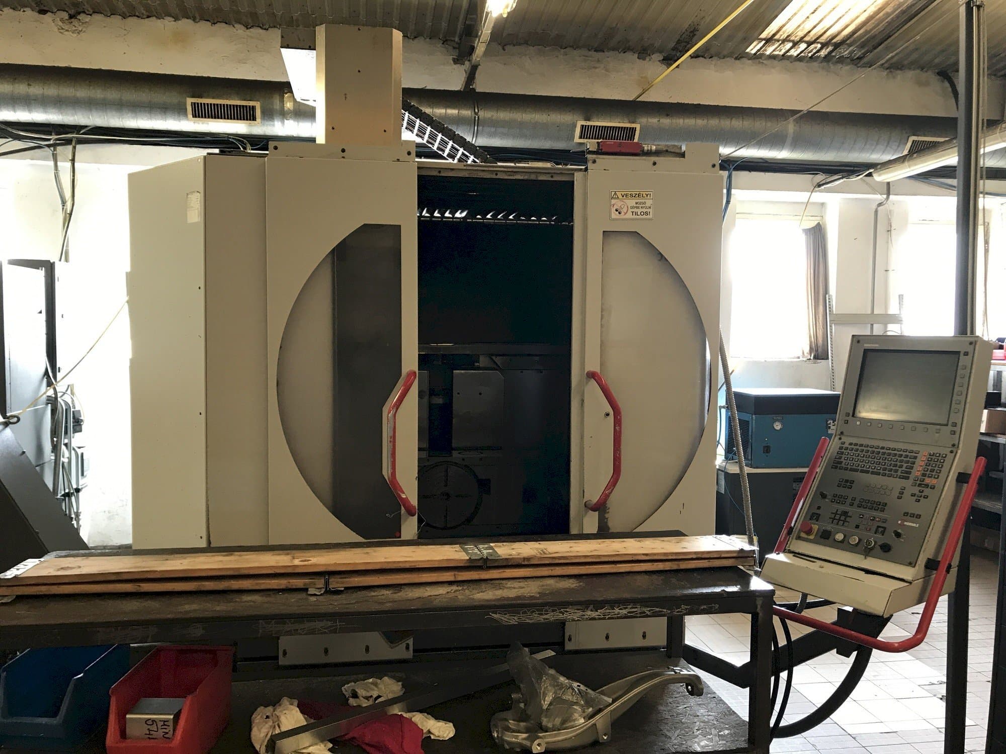 Prikaz  stroja HERMLE B 300 U  sprijeda