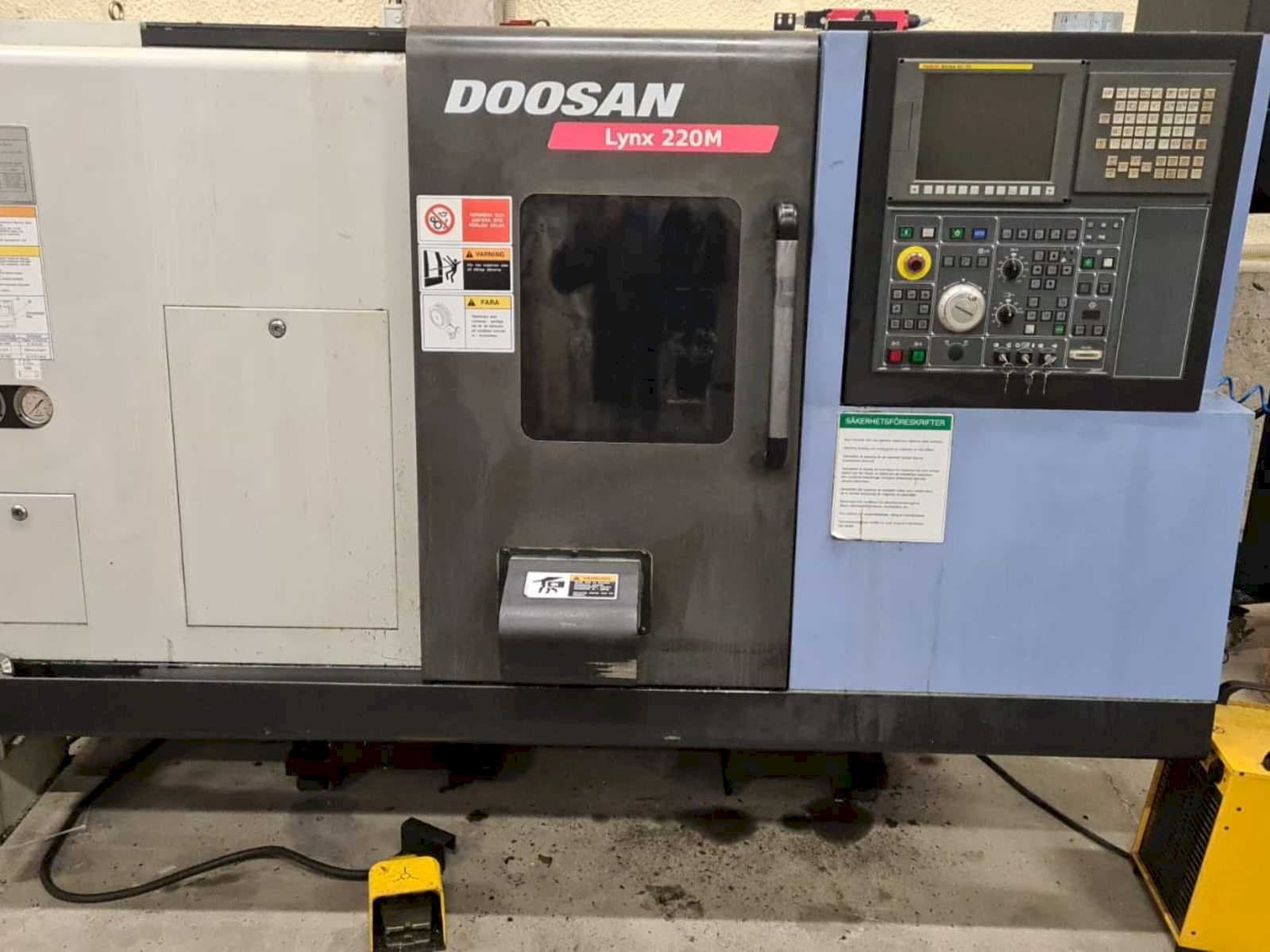 Prikaz  stroja Doosan Lynx 220MA + bar feeder LNS Express  sprijeda