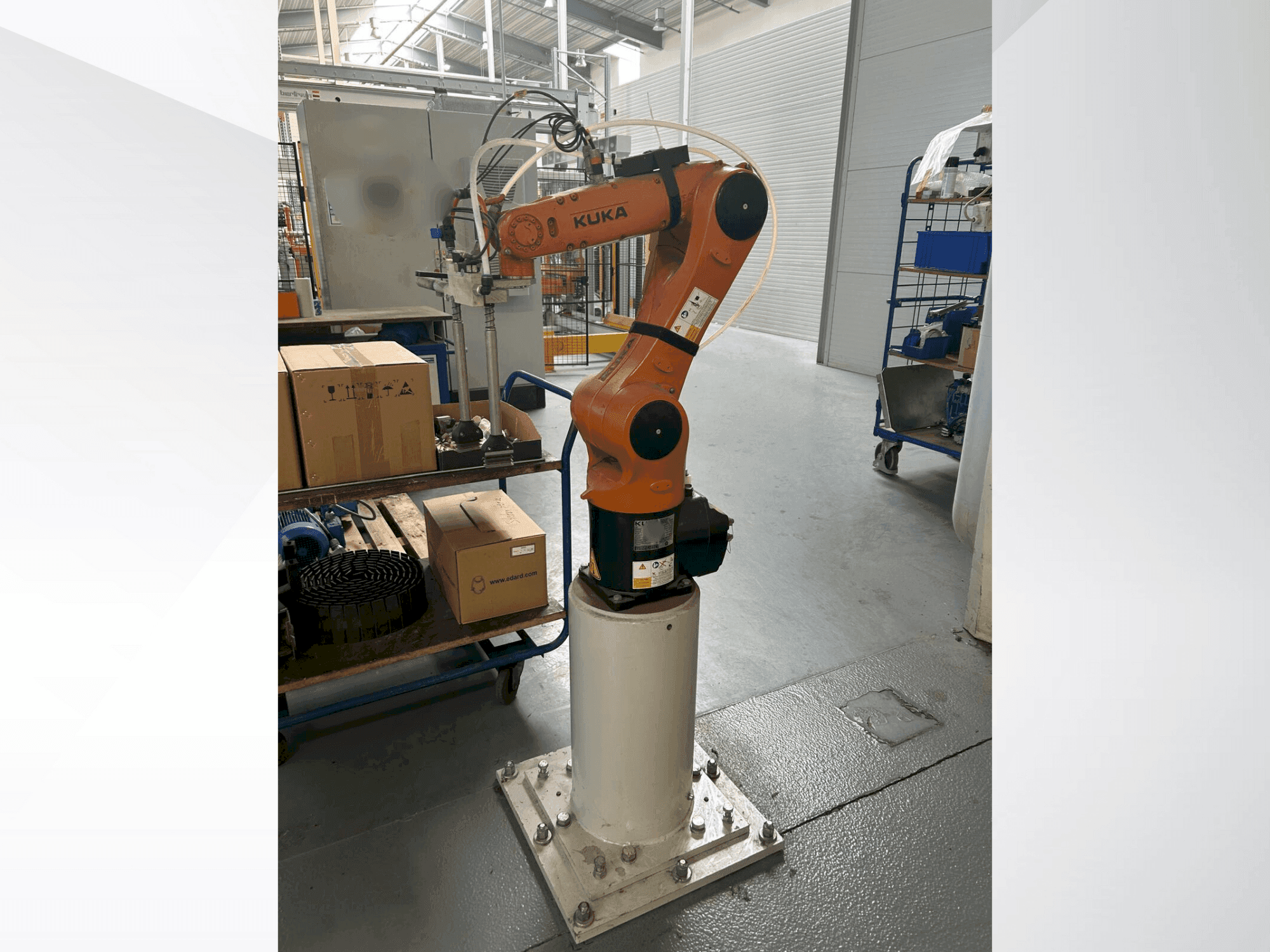 Prikaz  stroja KUKA KR 6 R900 fivve  sprijeda