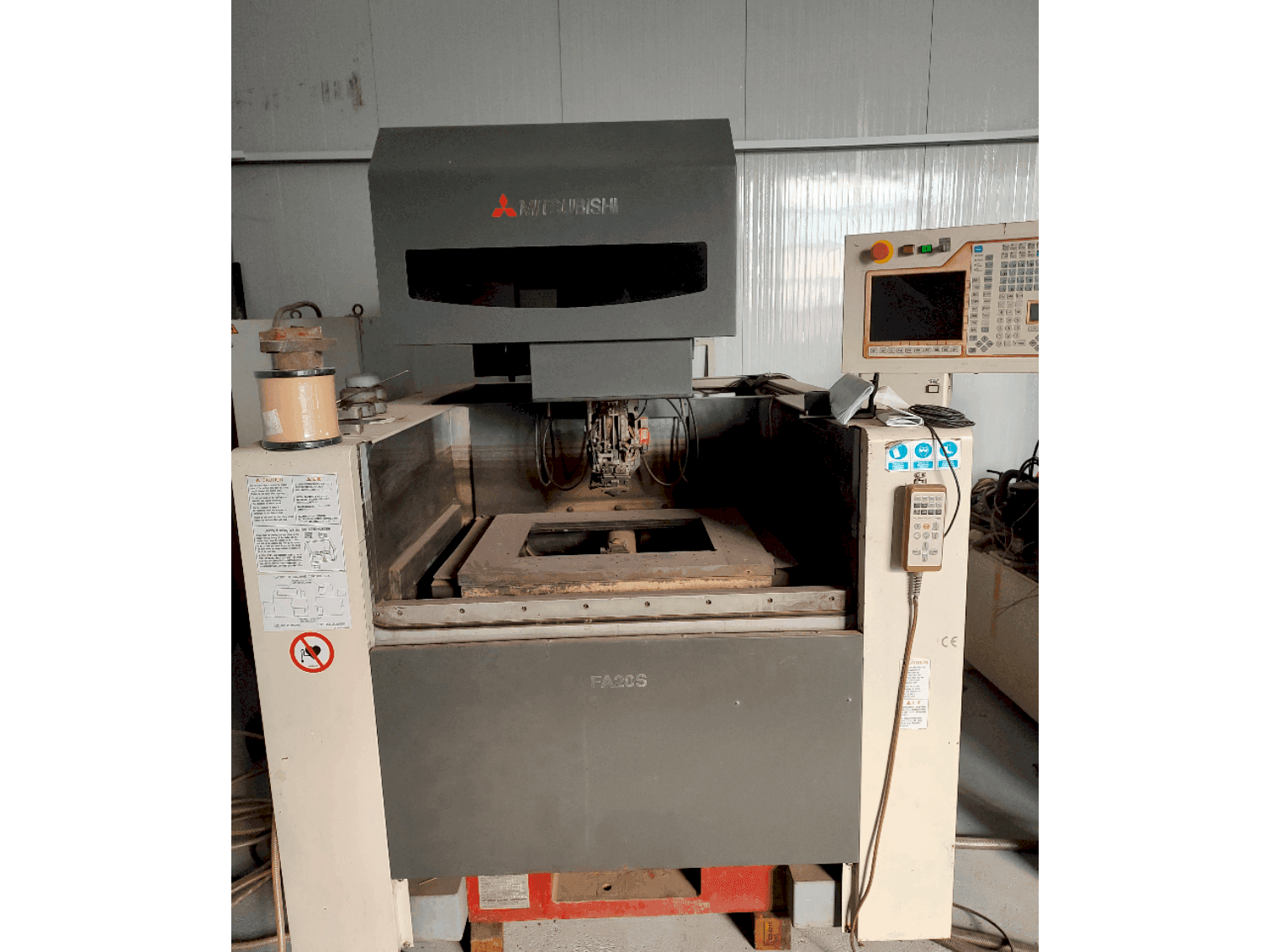 Prikaz  stroja Mitsubishi FA20SM  sprijeda