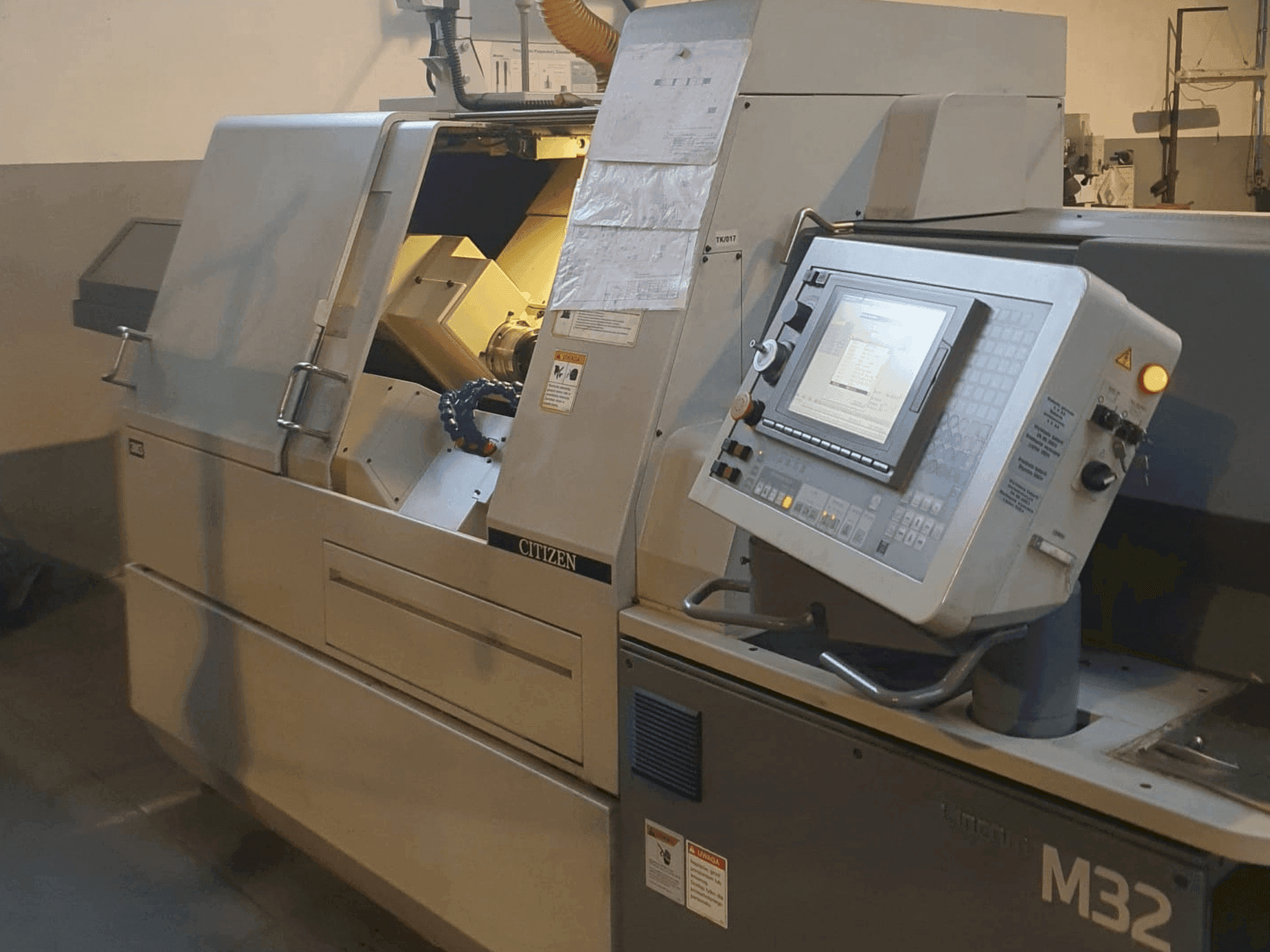 Prikaz  stroja Citizen M32  sprijeda