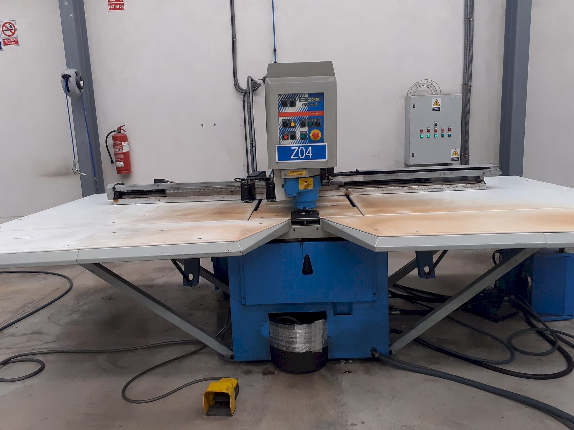 Prikaz  stroja Euromac ZX125-30  sprijeda