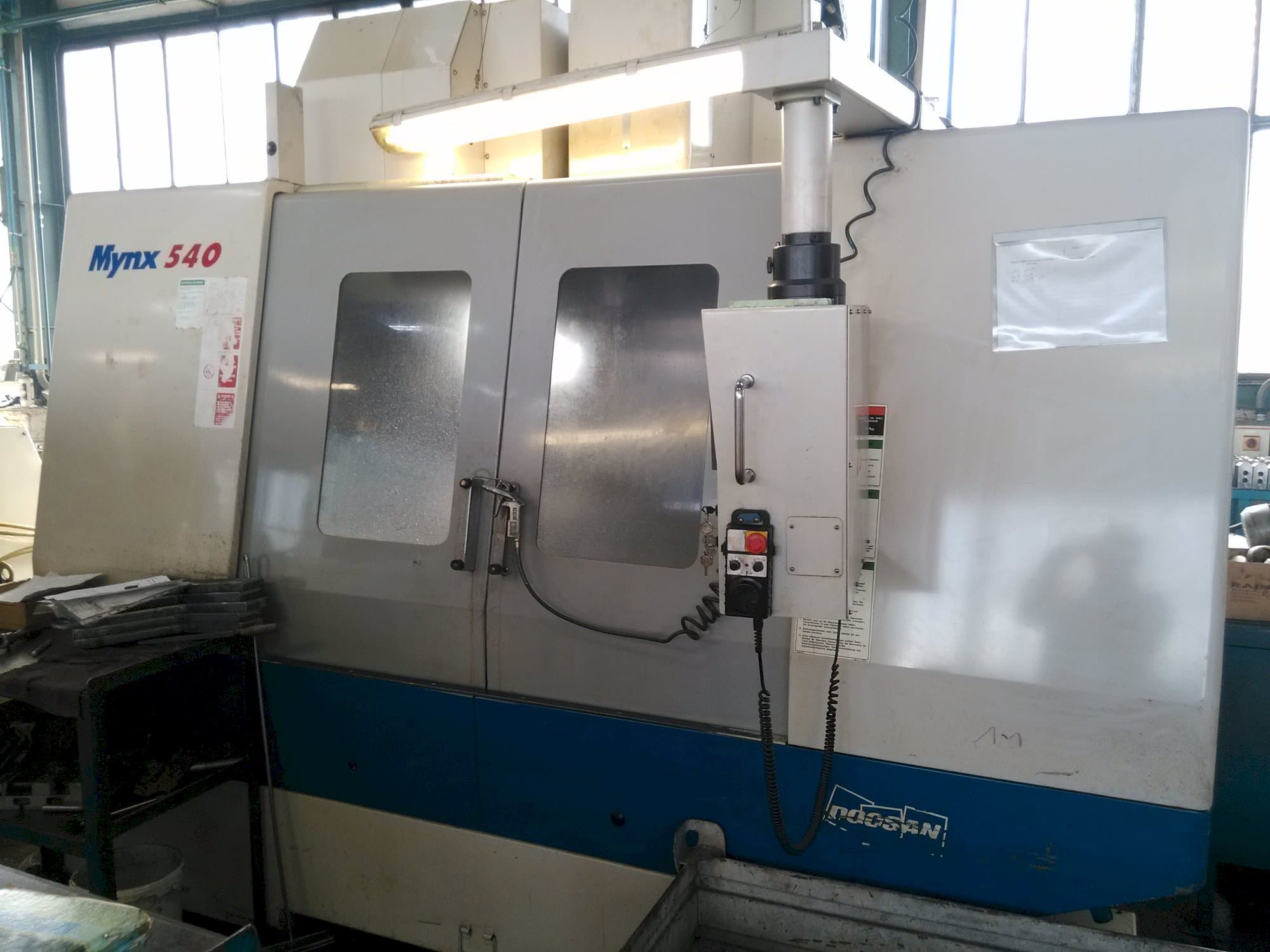 Prikaz  stroja Doosan Mynx 540  sprijeda
