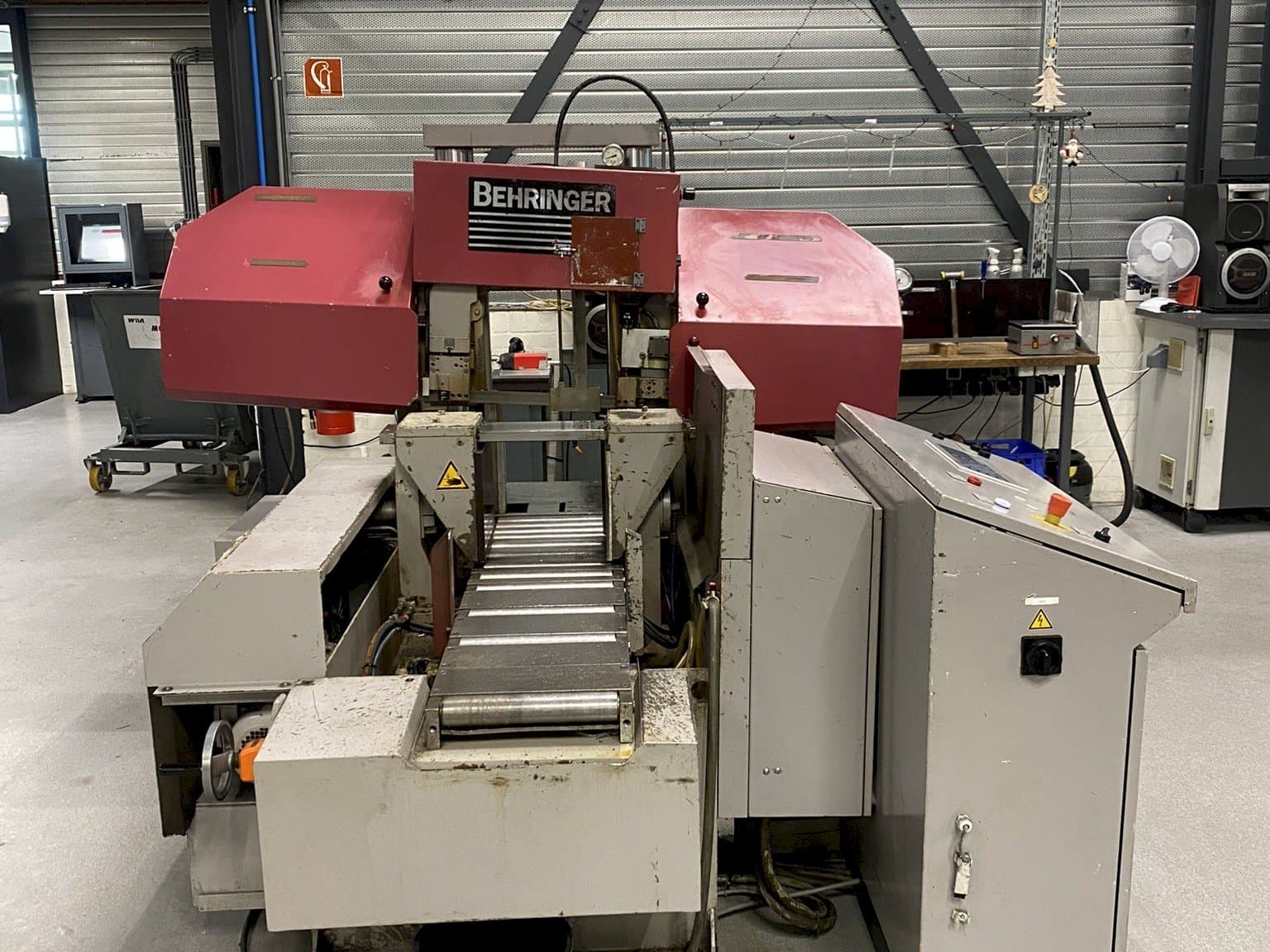 Prikaz  stroja Behringer HPB 303A  sprijeda