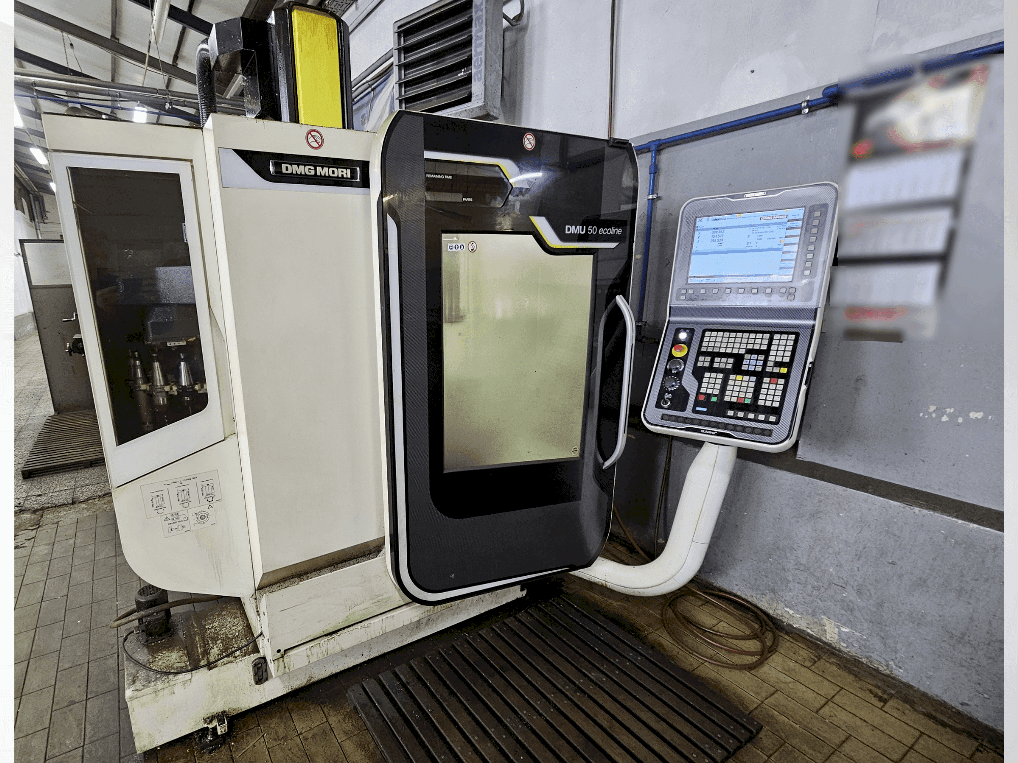 Prikaz  stroja DMG MORI DMU 50 ecoline  sprijeda