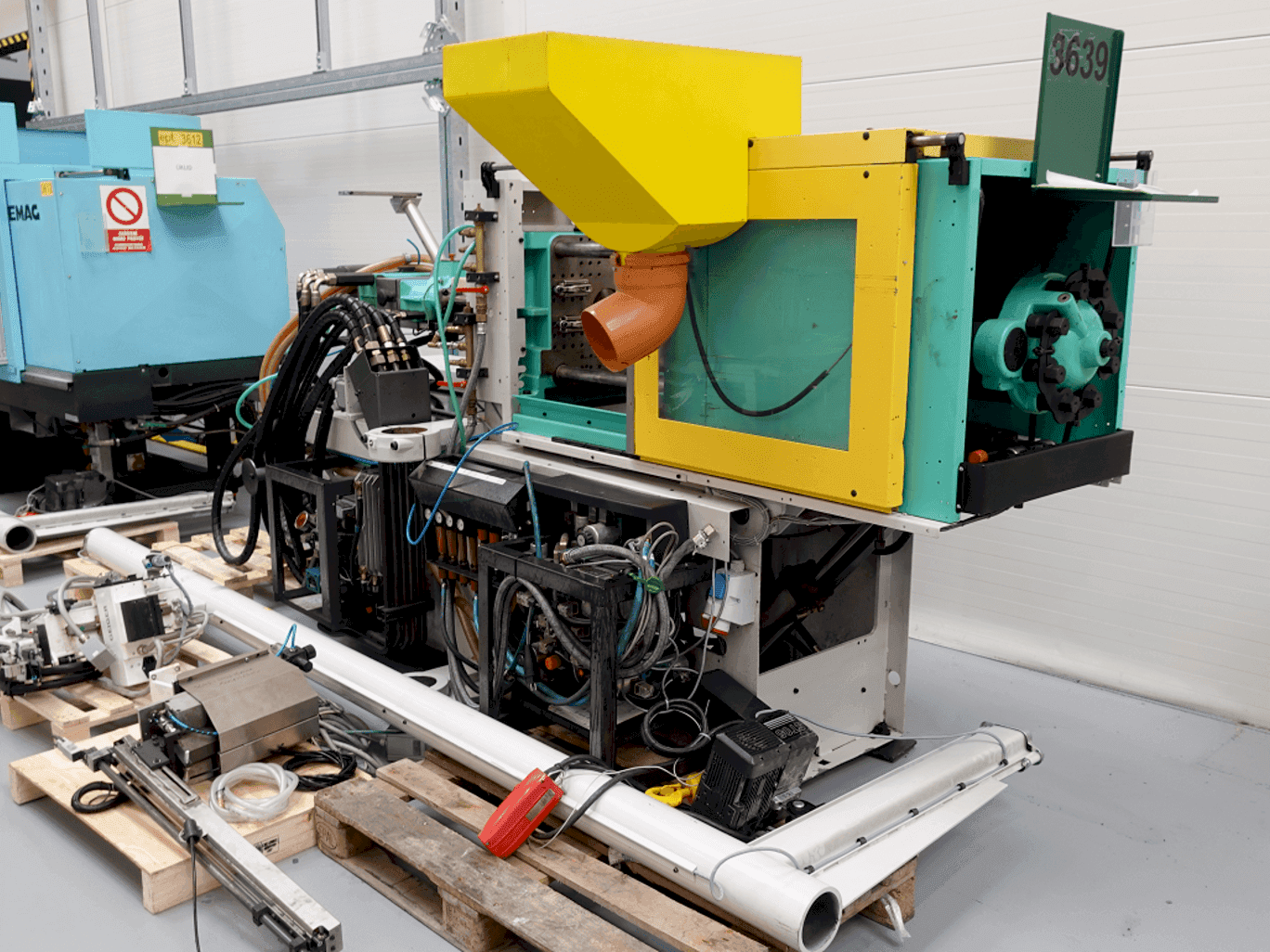 Prikaz  stroja Arburg ALLROUNDER 320C–500–100U  sprijeda