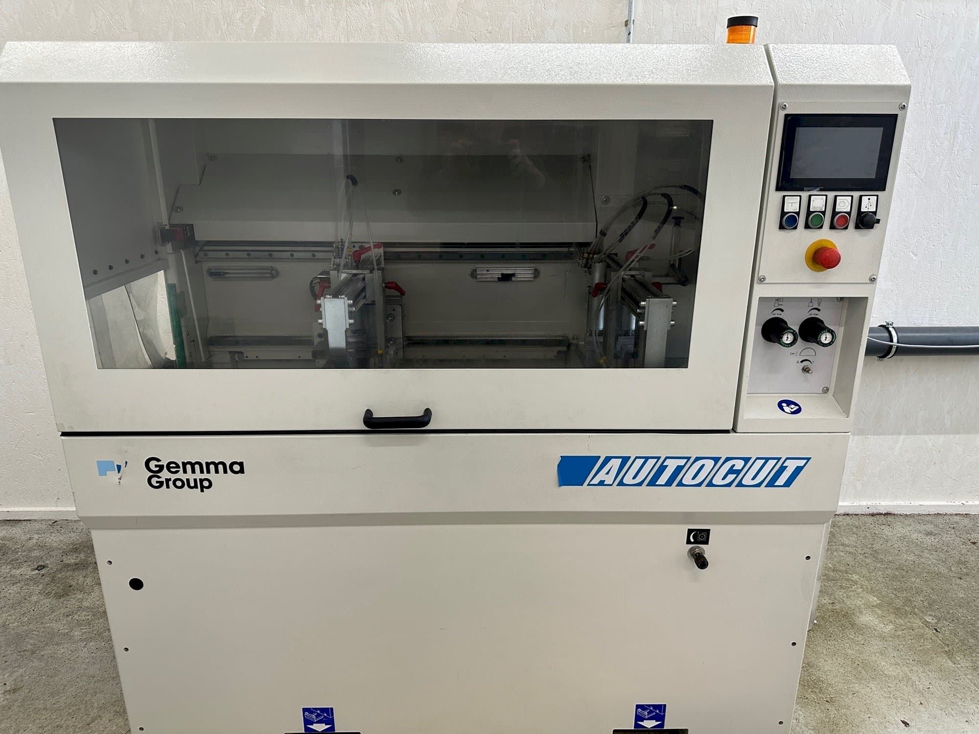 Prikaz  stroja Autocut 550  sprijeda