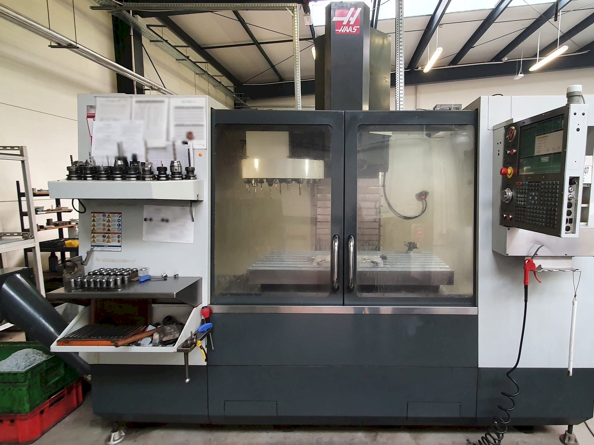 Prikaz  stroja HAAS VF-3YT  sprijeda