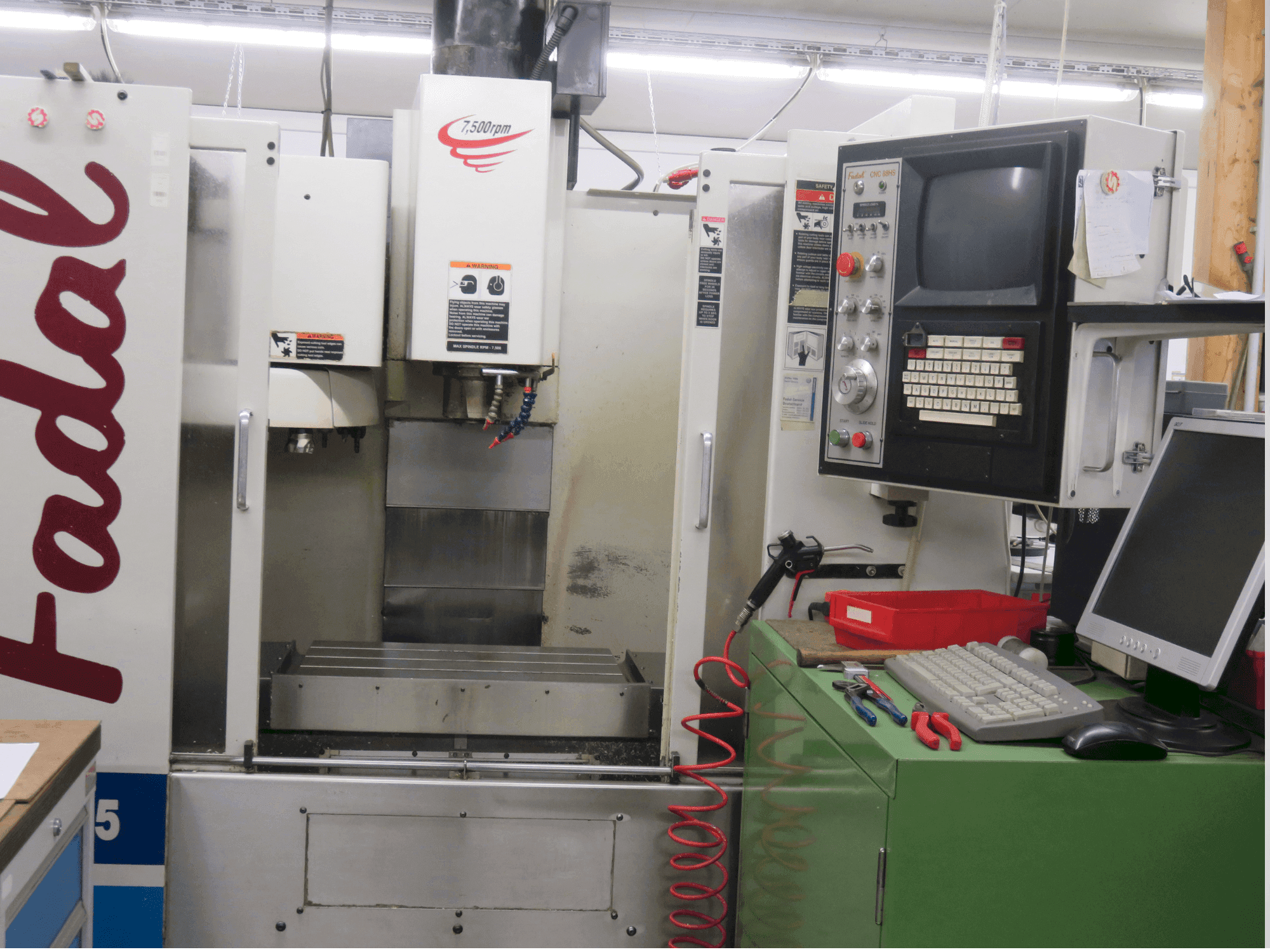 Prikaz  stroja FADAL VMC 15  sprijeda