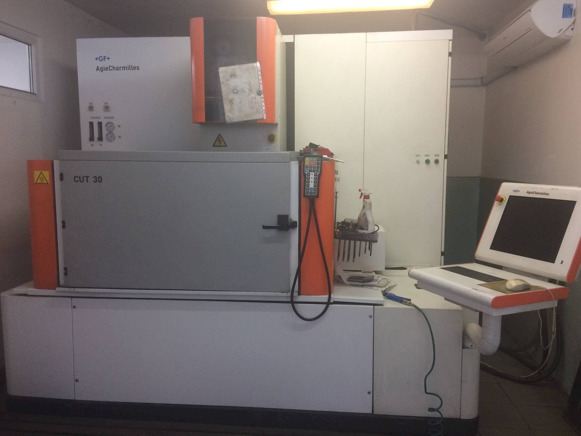 Prikaz  stroja AgieCharmilles CUT 30P  sprijeda