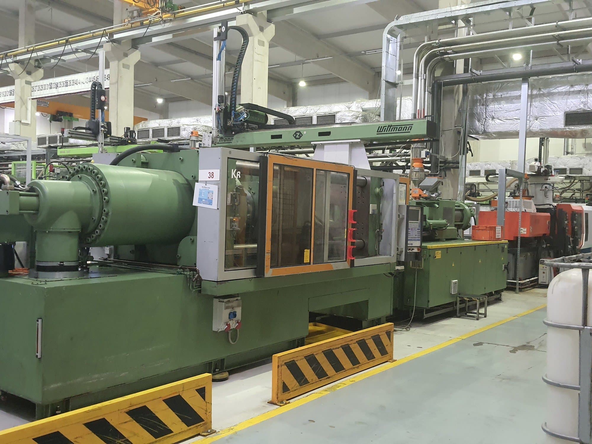 Prikaz  stroja Krauss Maffei 420-3000  sprijeda