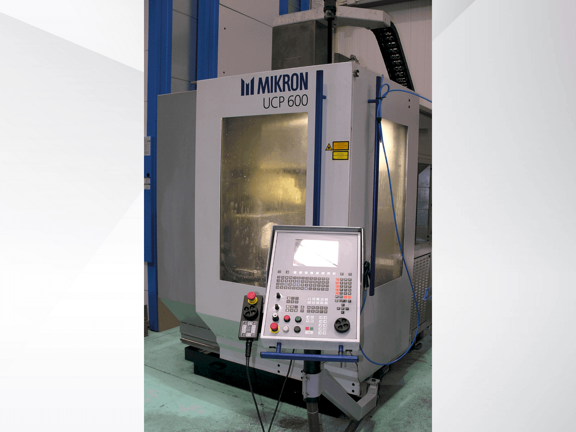 Prikaz  stroja MIKRON UCP 600  sprijeda
