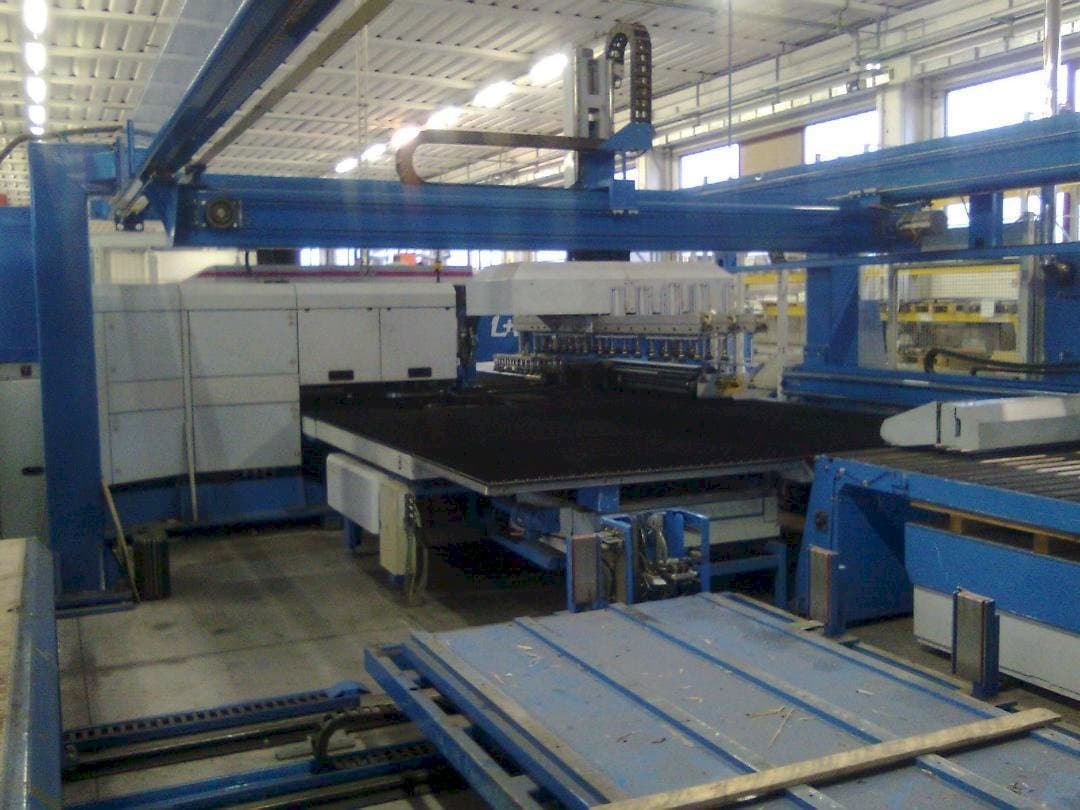 Prikaz  stroja Finn-Power LP6  sprijeda