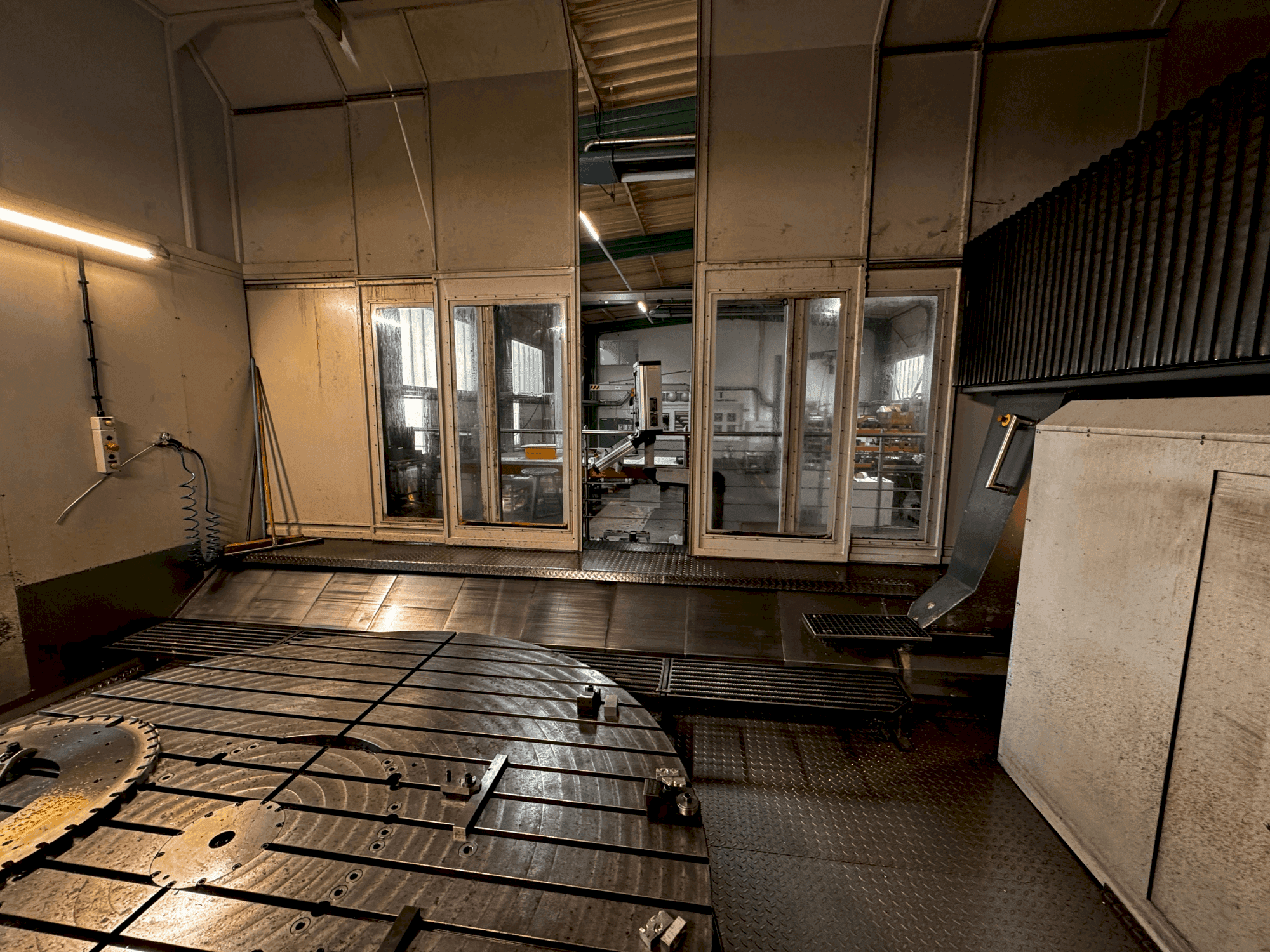 Prikaz  stroja AXA VPC 2800-U  sprijeda