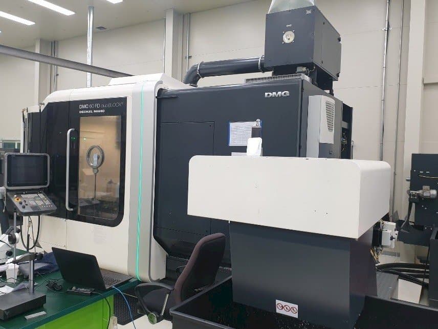 Prikaz  stroja DMG Deckel Maho DMC 60 FD duoBLOCK  sprijeda