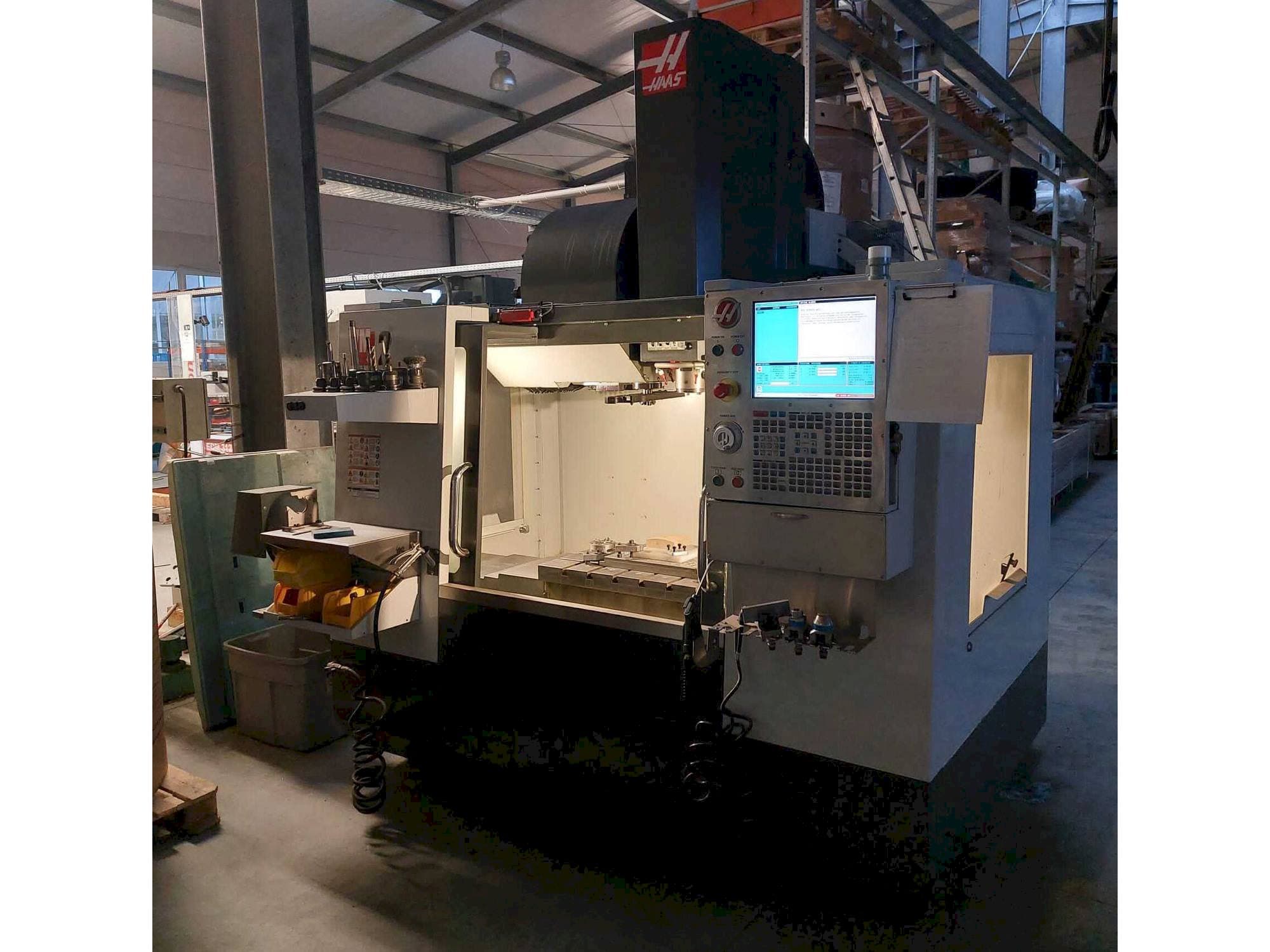 Prikaz  stroja HAAS VM-2  sprijeda