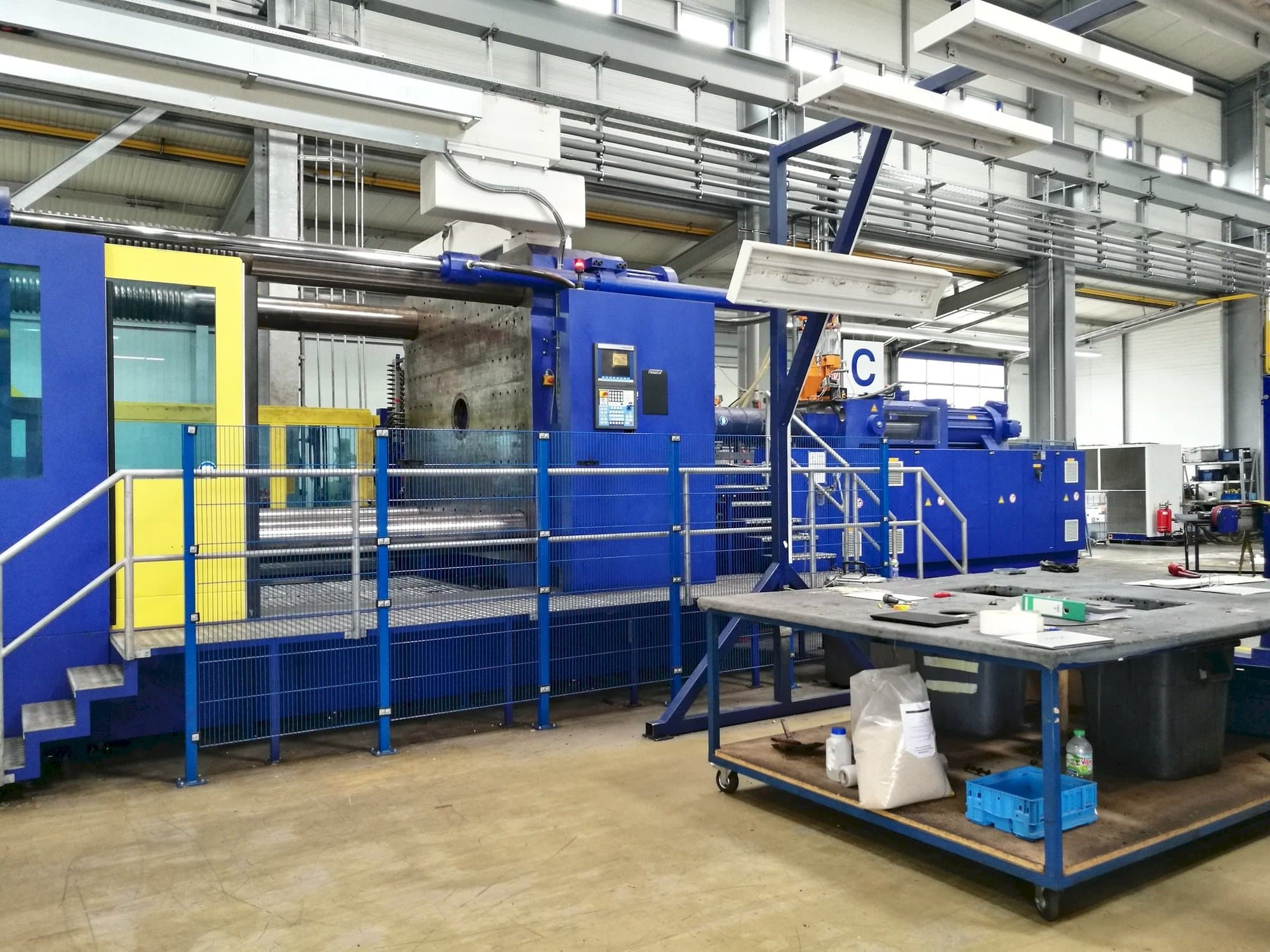 Prikaz  stroja Krauss Maffei 2300-12000 MX  sprijeda