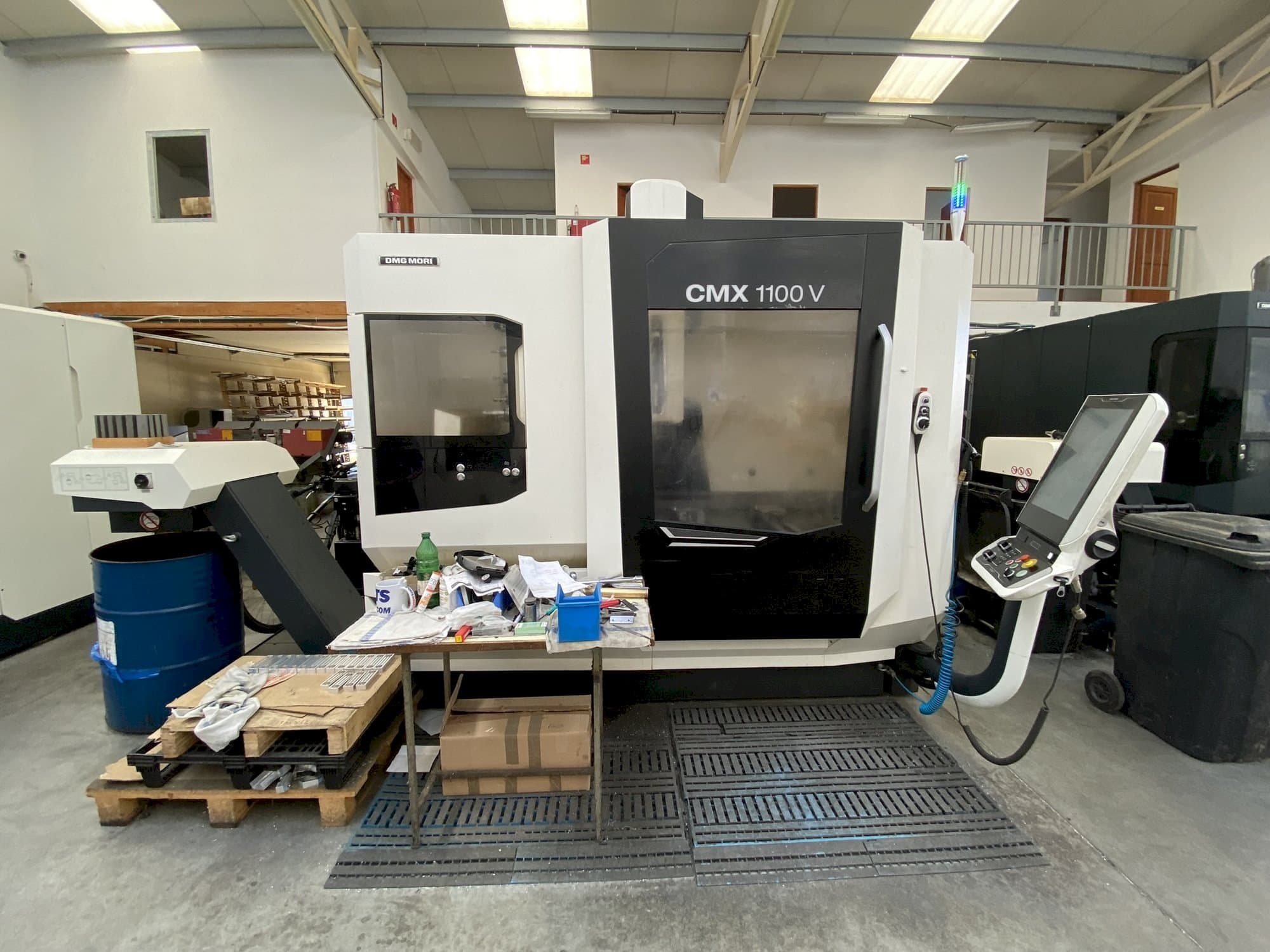 Prikaz stroja DMG MORI CMX 1100 sprijeda