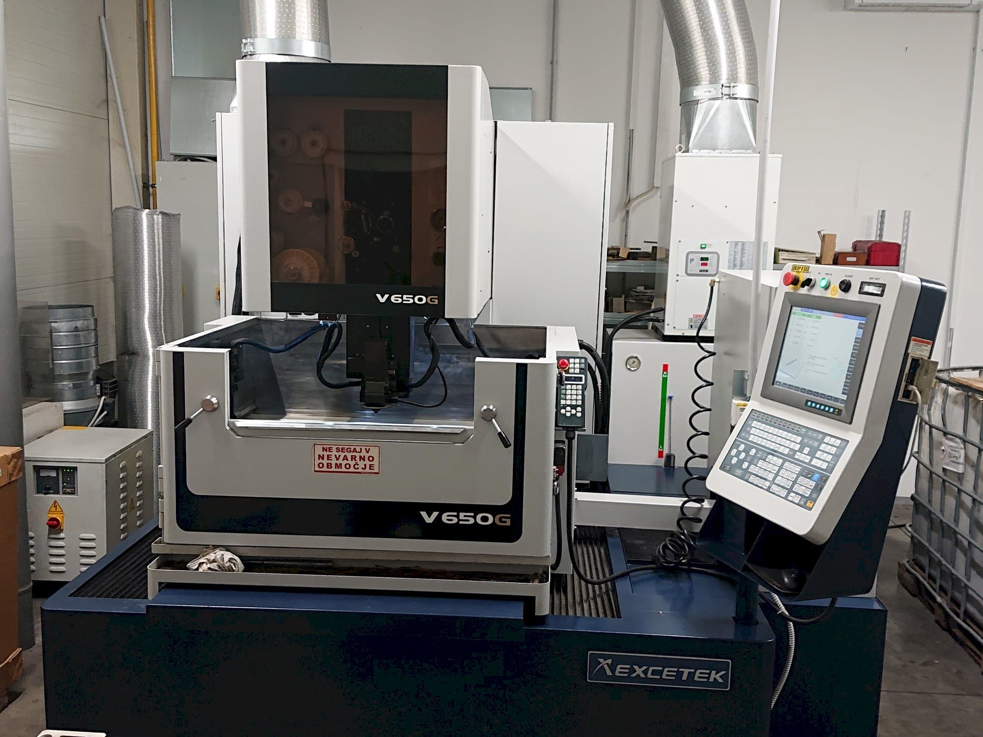 Prikaz  stroja EXCETEK V650G  sprijeda