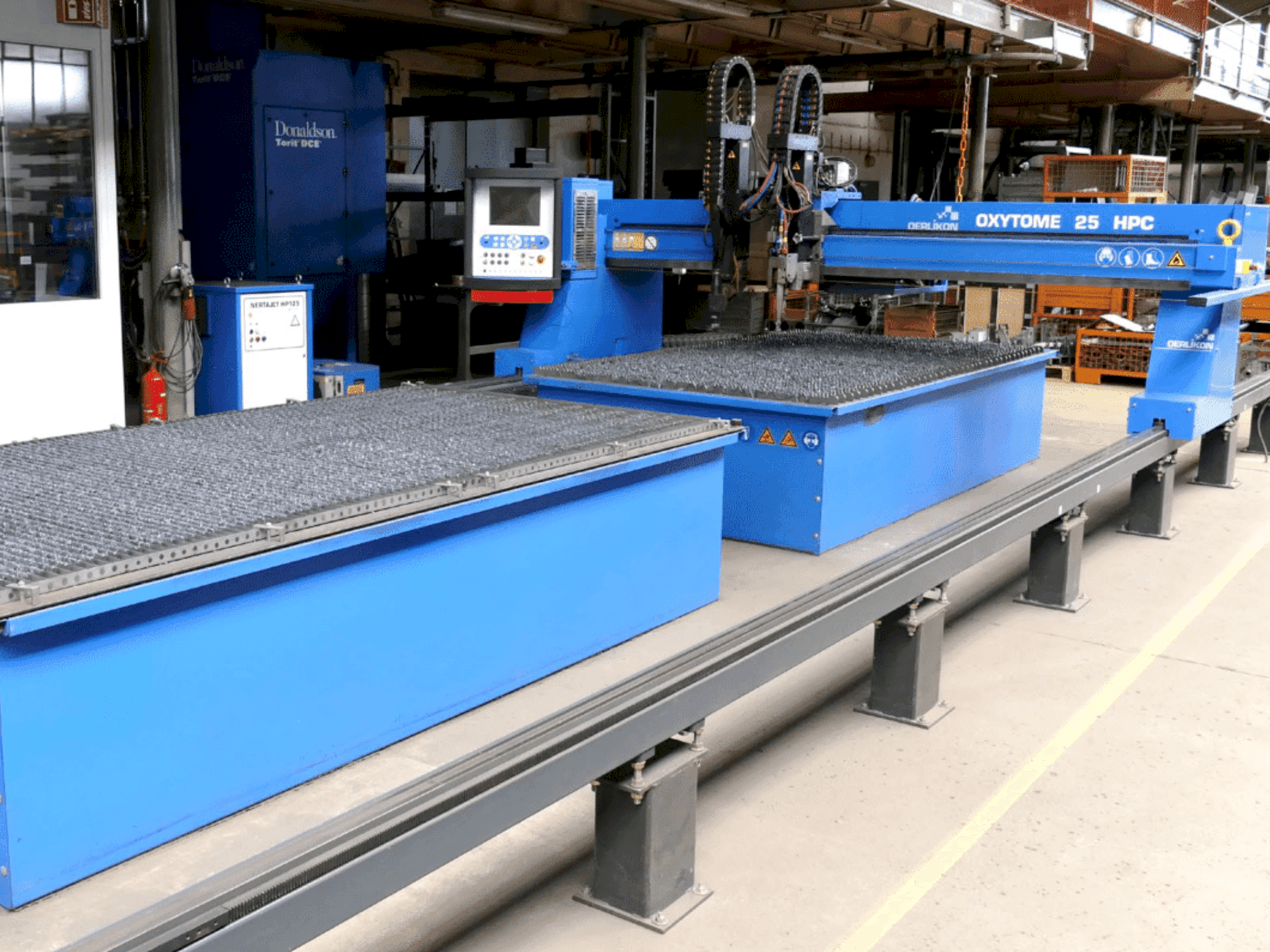 Prikaz  stroja Oerlikon Oxytome 25 HPC  sprijeda