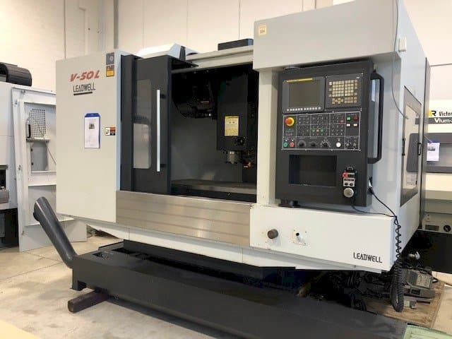 Prikaz  stroja Leadwell V50L  sprijeda