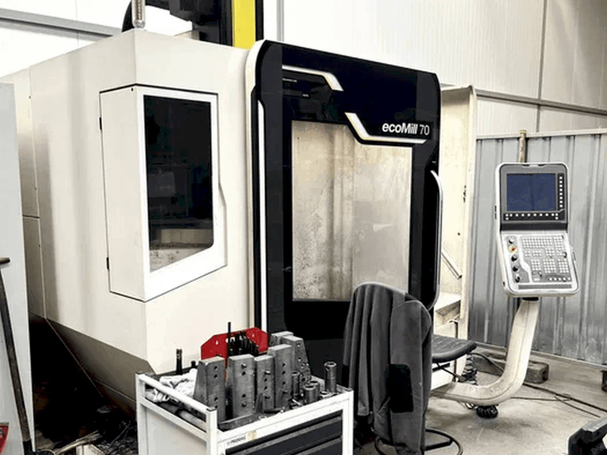 Prikaz  stroja DMG MORI ecoMill 70  sprijeda