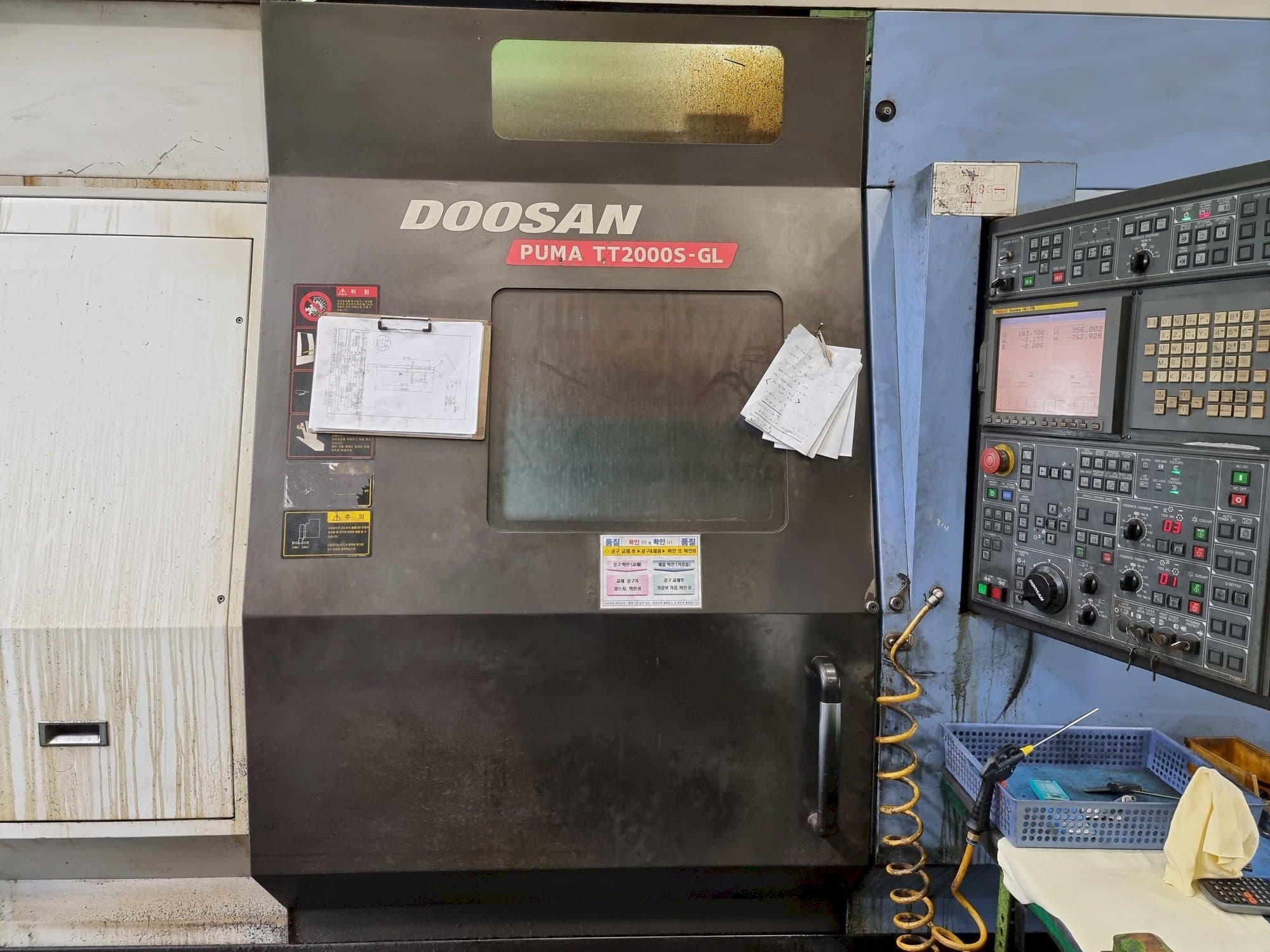 Prikaz  stroja Doosan PUMA TT2000S-GL  sprijeda
