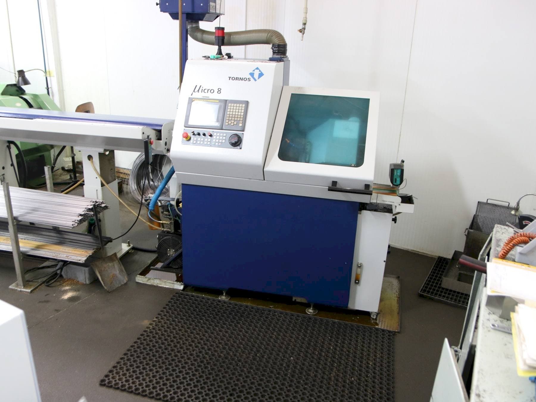 Prikaz  stroja Tornos Micro 8  sprijeda