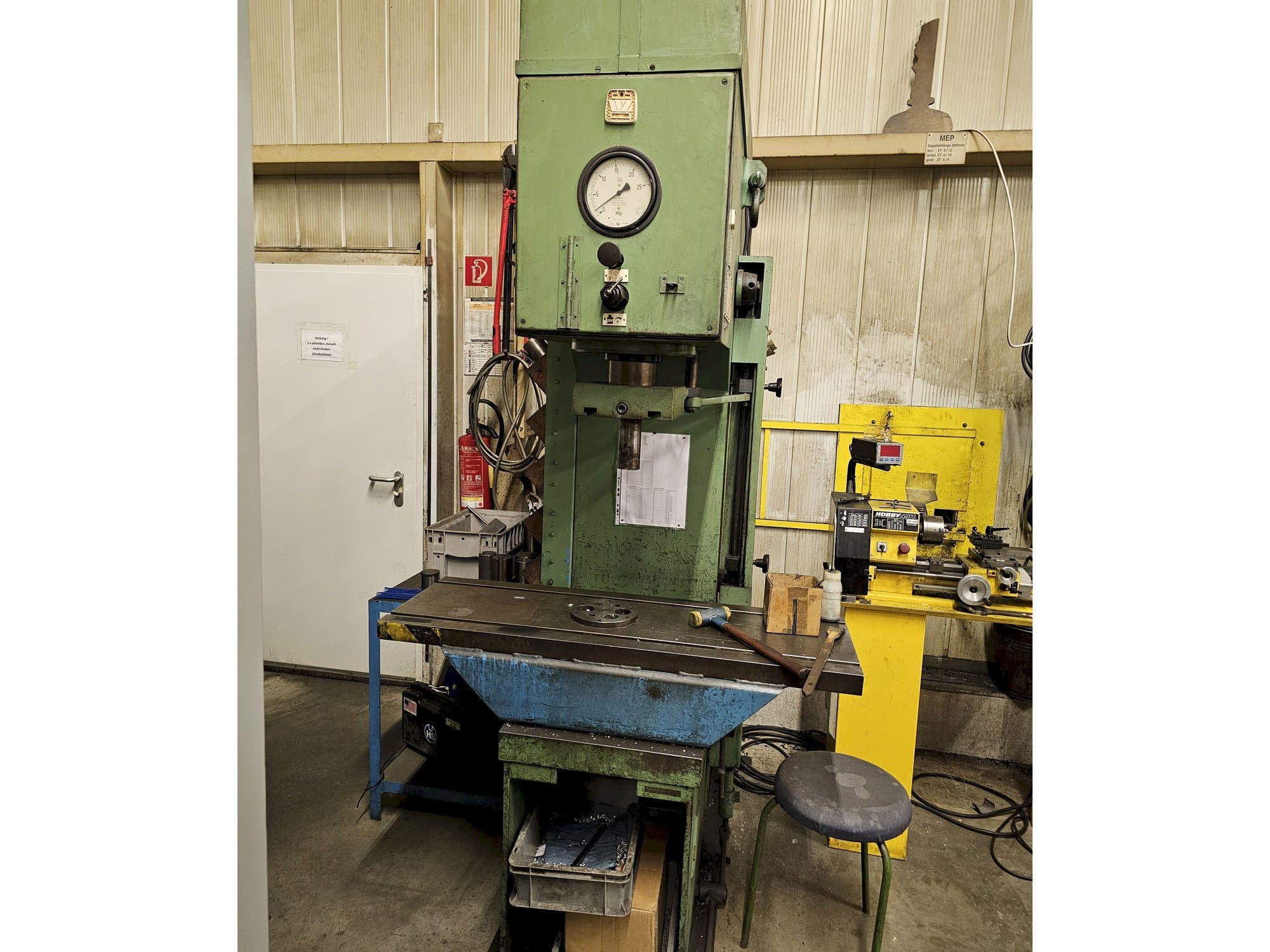 Prikaz  stroja VEB PYE/25/1  sprijeda