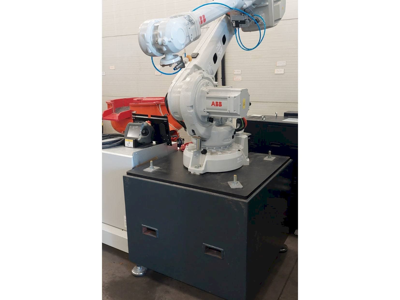 Prikaz  stroja ABB IRB 4600  sprijeda