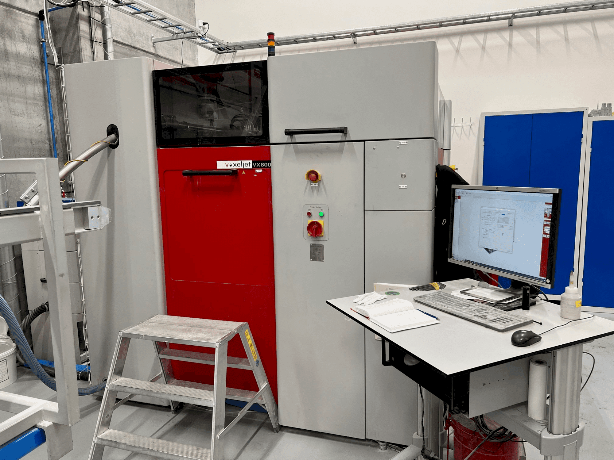 Prikaz  stroja VOXELJET VX800 (2010)  sprijeda