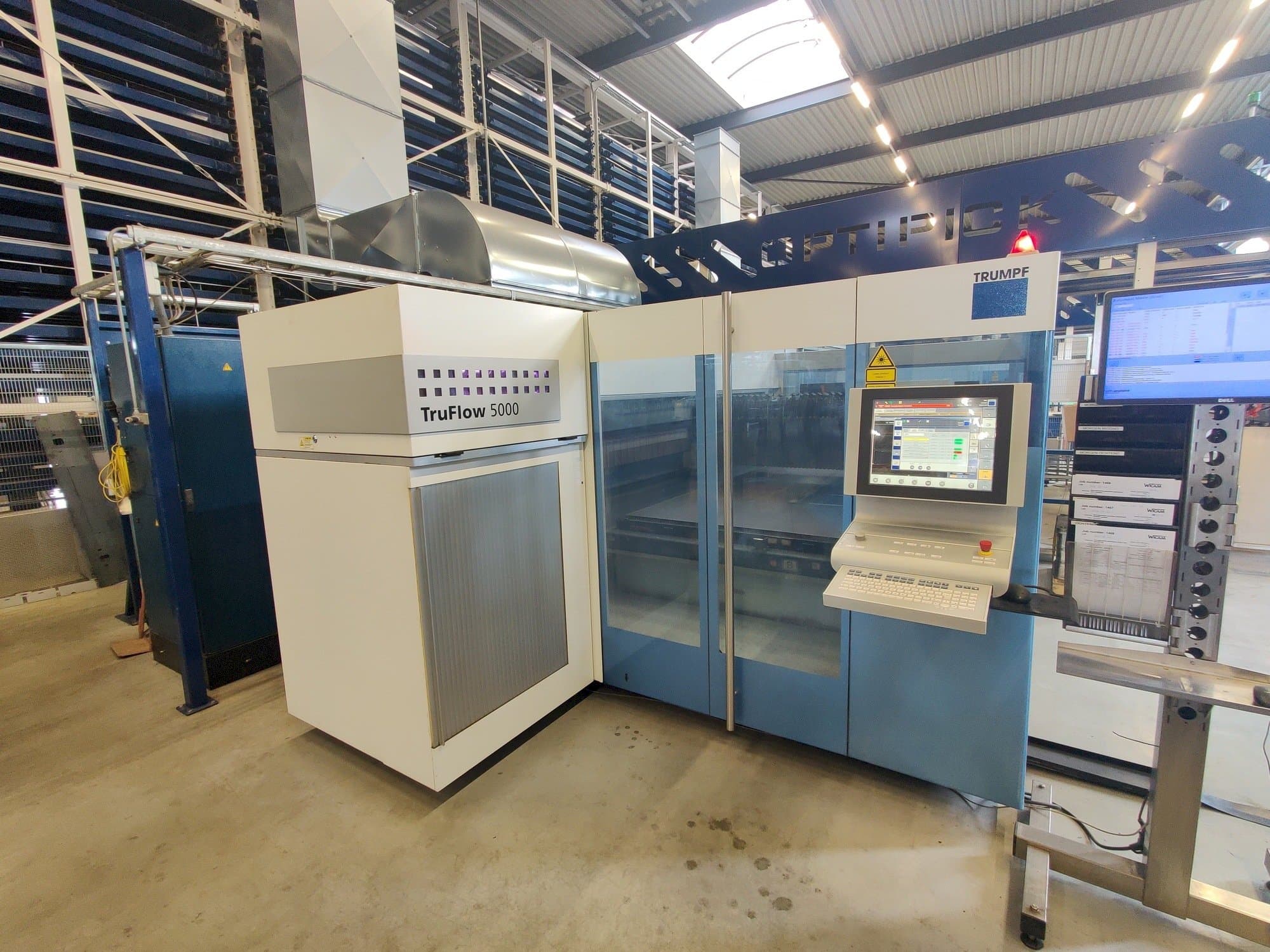 Prikaz  stroja Trumpf TruLaser 3030  sprijeda