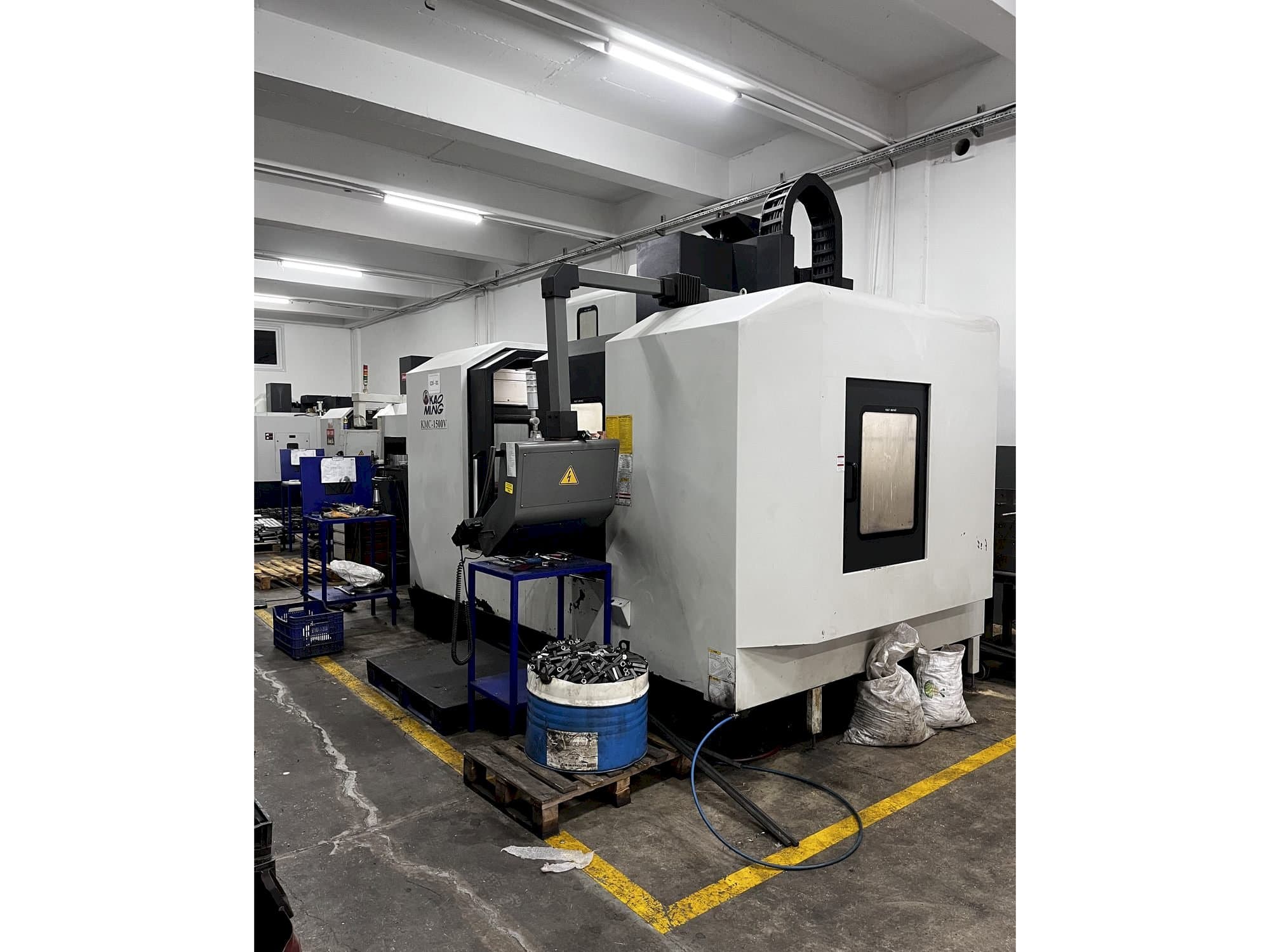 Prikaz  stroja KAOMING KMC 1500V  sprijeda