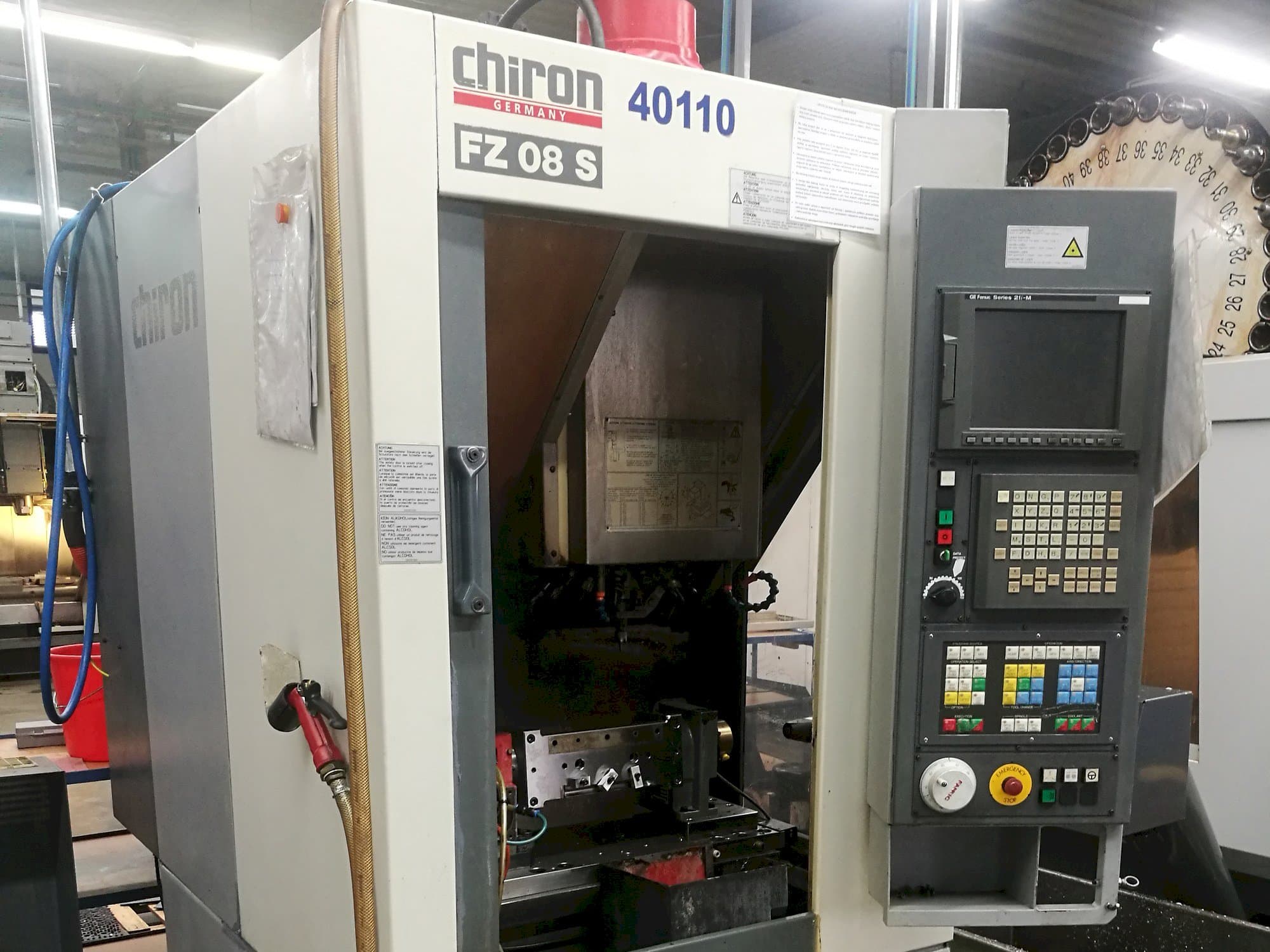 Prikaz  stroja CHIRON FZ08S  sprijeda