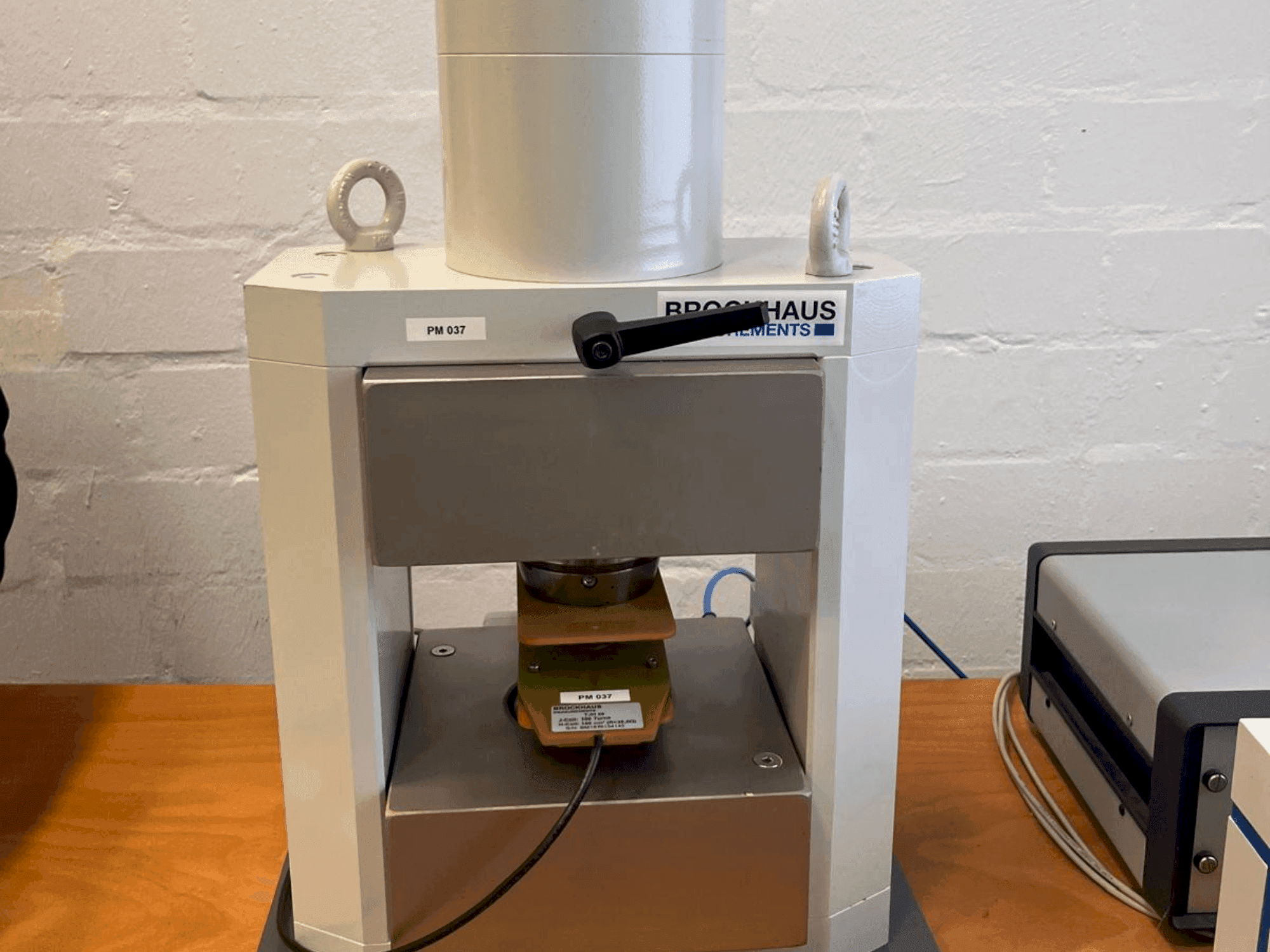 Prikaz  stroja BROCKHAUS HG200 D  sprijeda