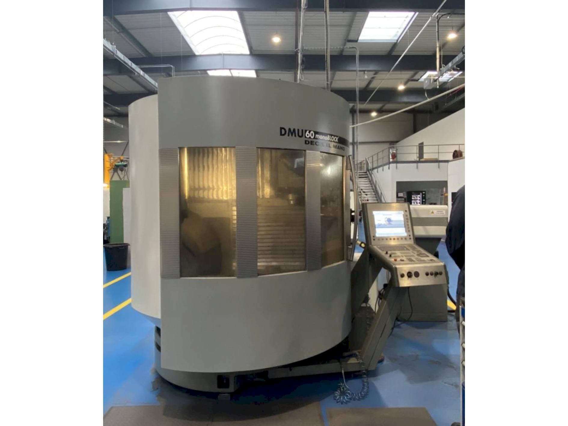 Prikaz  stroja DECKEL MAHO Type DMU60 MonoBlock  sprijeda