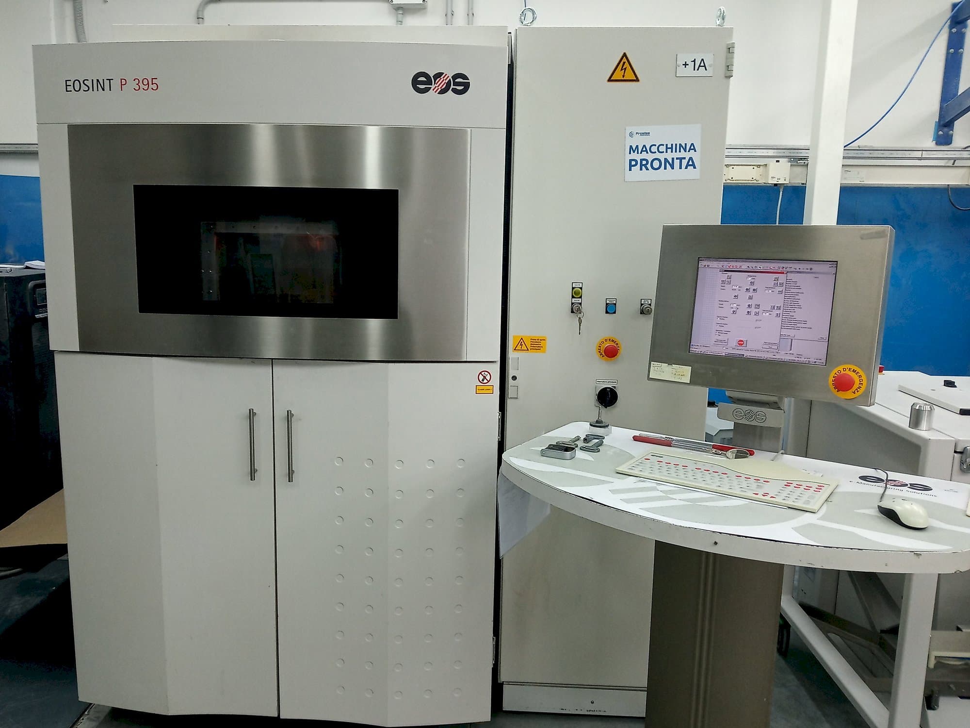 Prikaz  stroja EOS Eosint P395  sprijeda