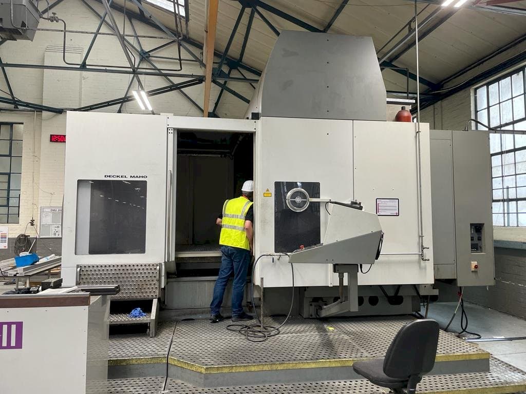 Prikaz  stroja DECKEL MAHO DMU 200T  sprijeda