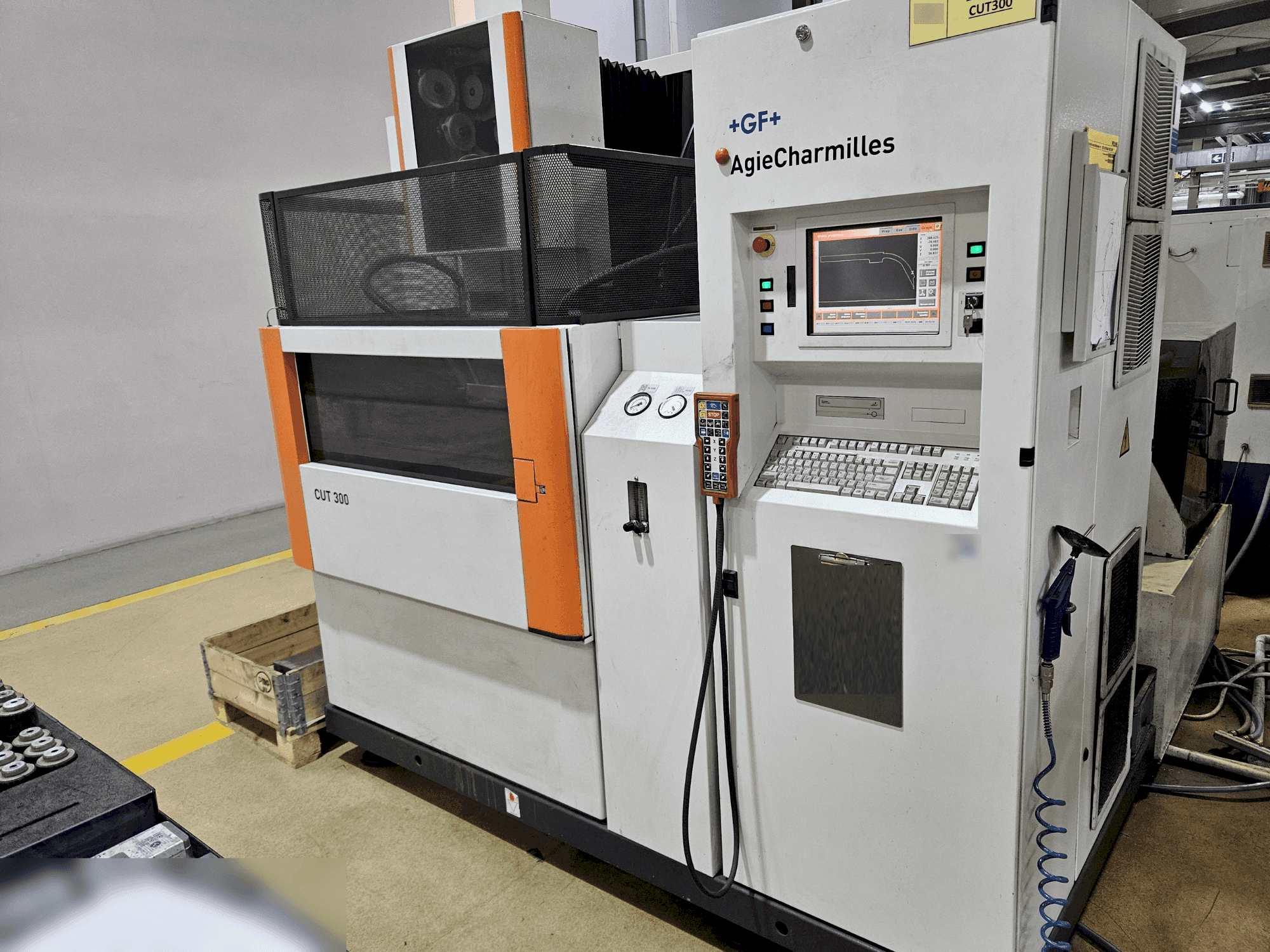 Prikaz  stroja AgieCharmilles CUT 300  sprijeda