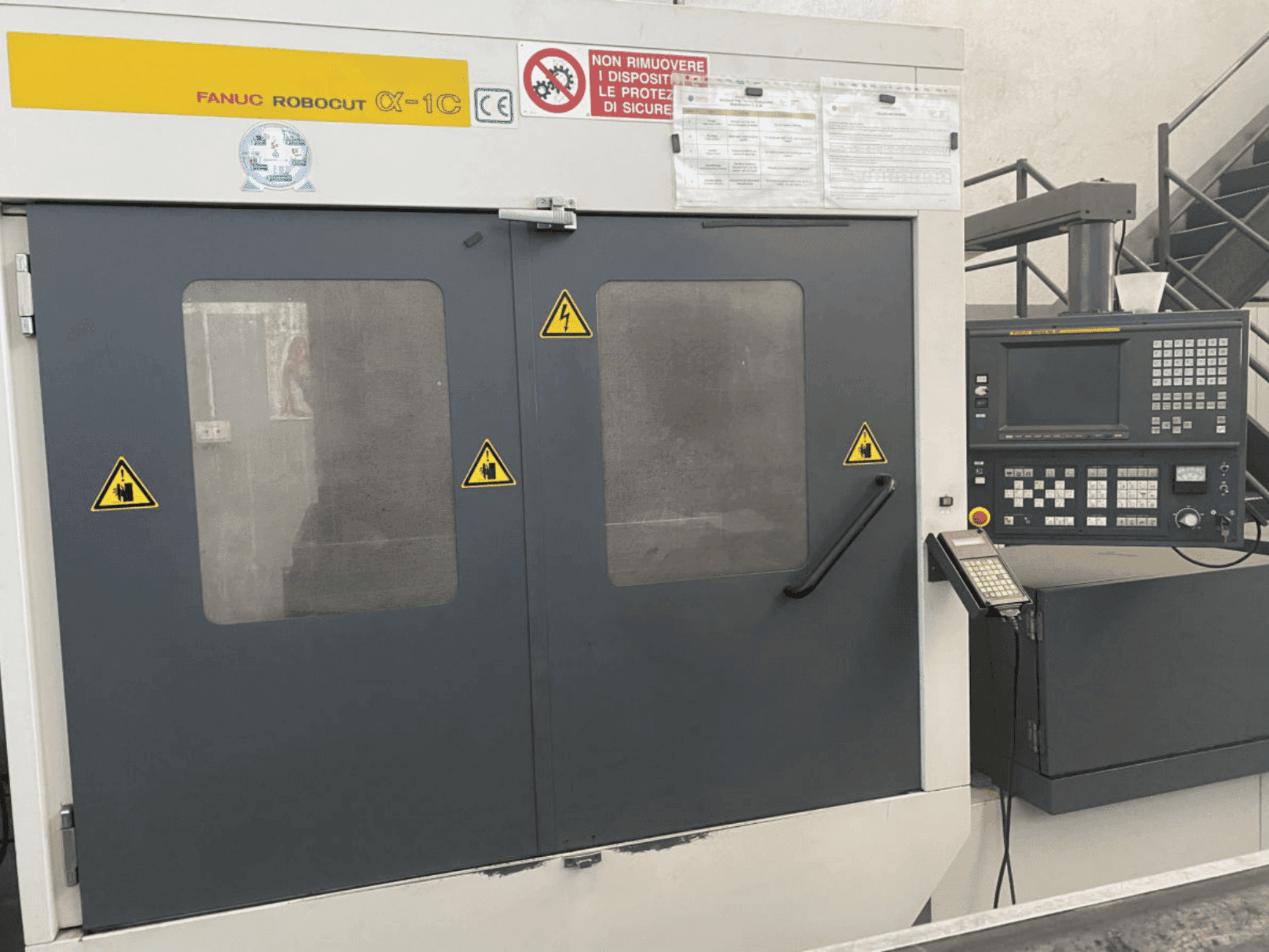 Prikaz  stroja FANUC Robocut alpha-1C  sprijeda