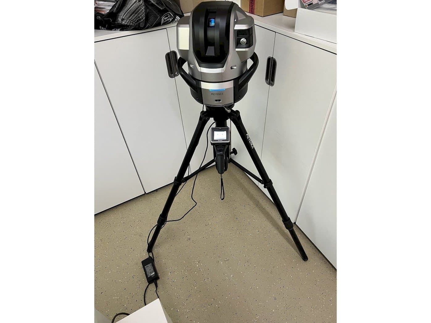 Prikaz  stroja KEYENCE WM-C3000  sprijeda