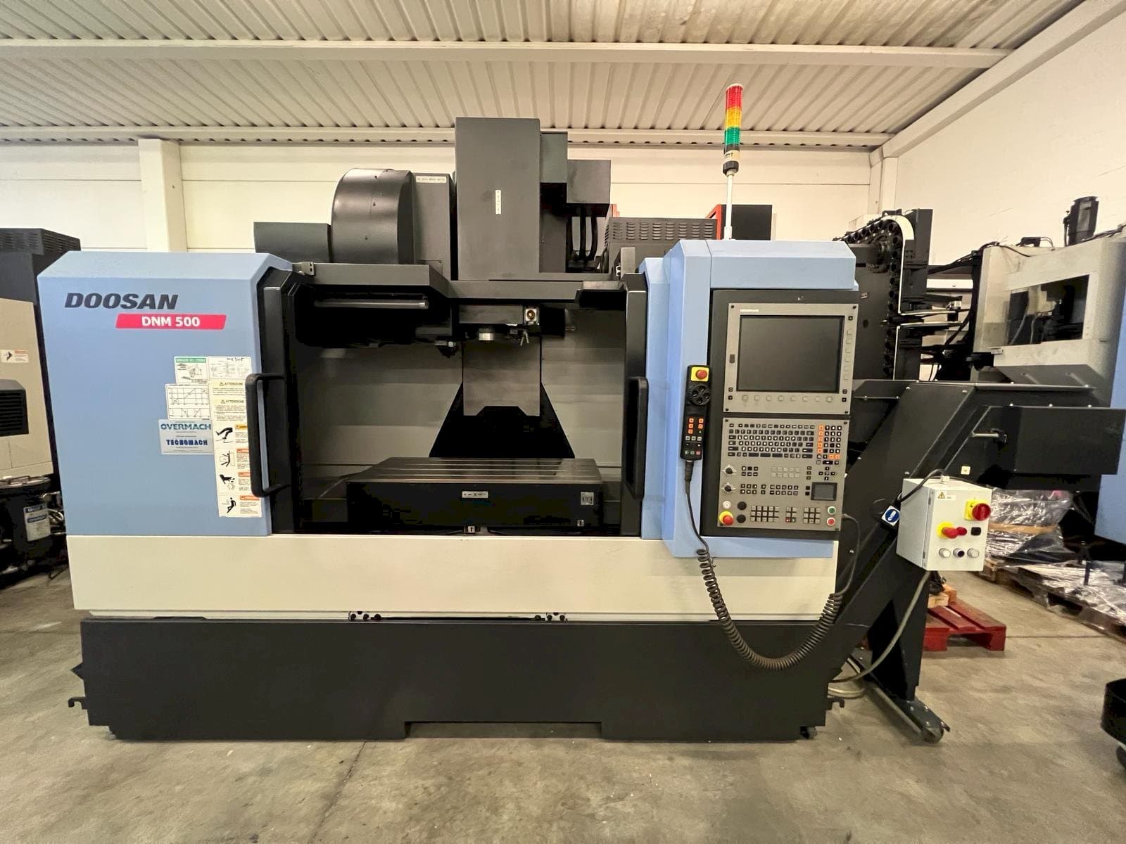 Prikaz  stroja DOOSAN DNM 500  sprijeda