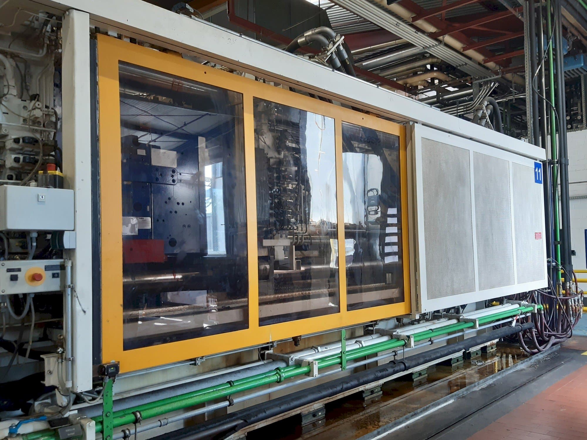 Prikaz  stroja Krauss Maffei 1300-8000 M  sprijeda