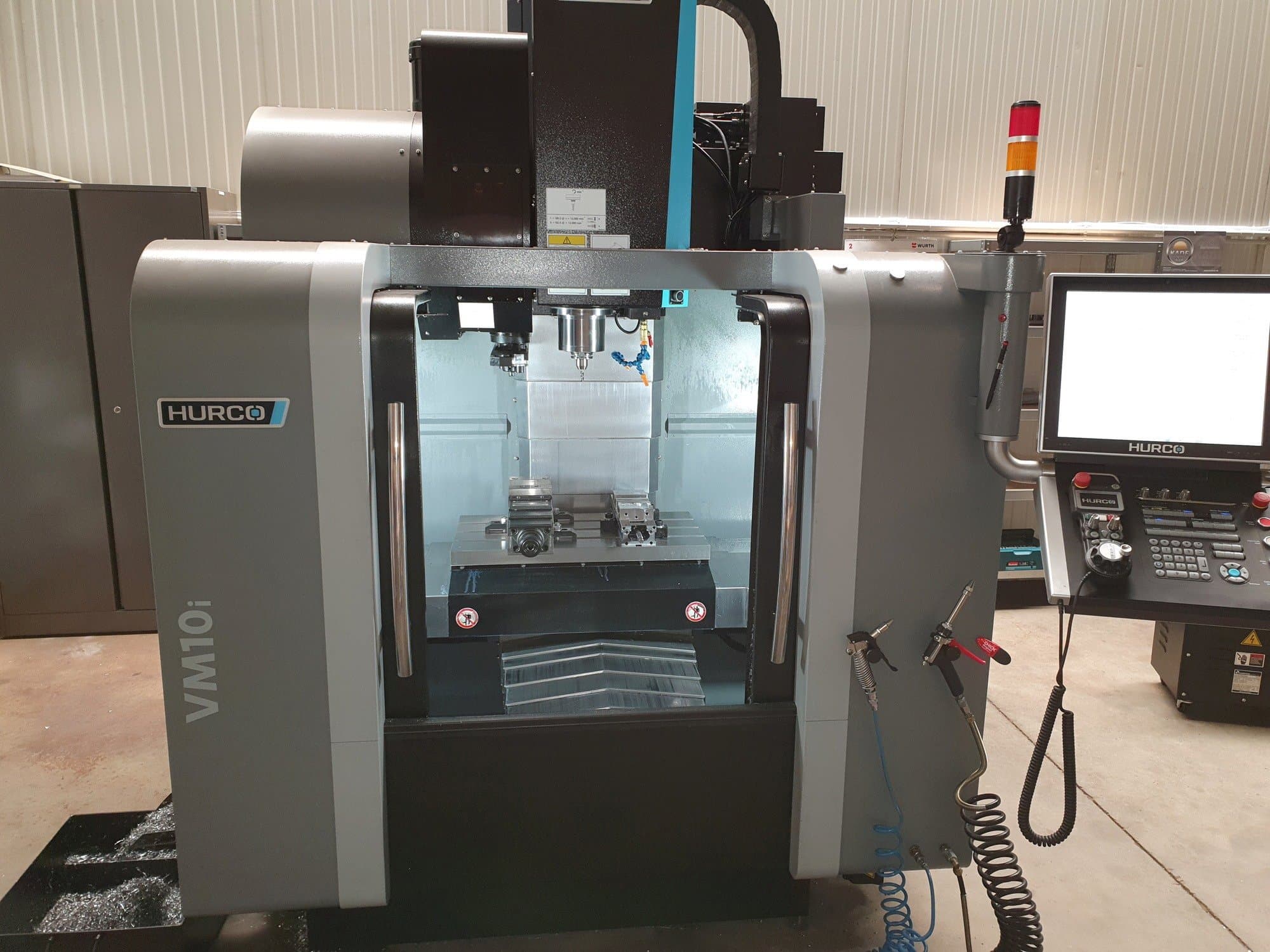 Prikaz  stroja Hurco VM10i  sprijeda