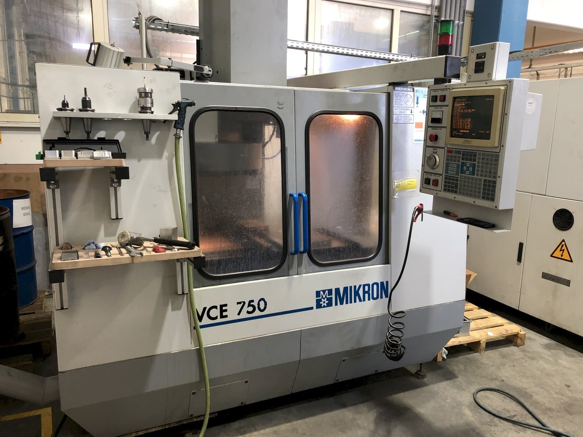 Prikaz  stroja MIKRON VCE 750  sprijeda