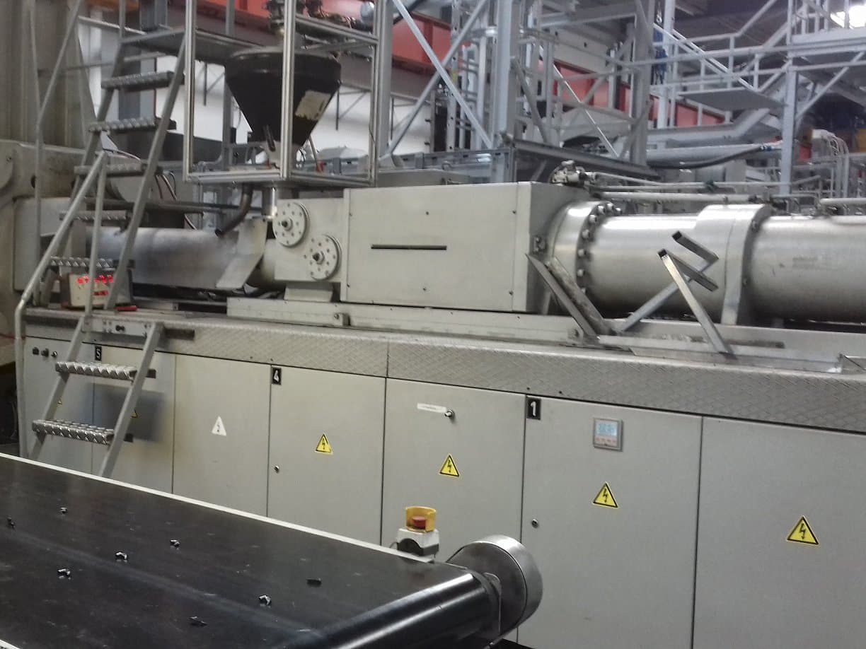 Prikaz desne strane  stroja Krauss Maffei 650-4350 BM